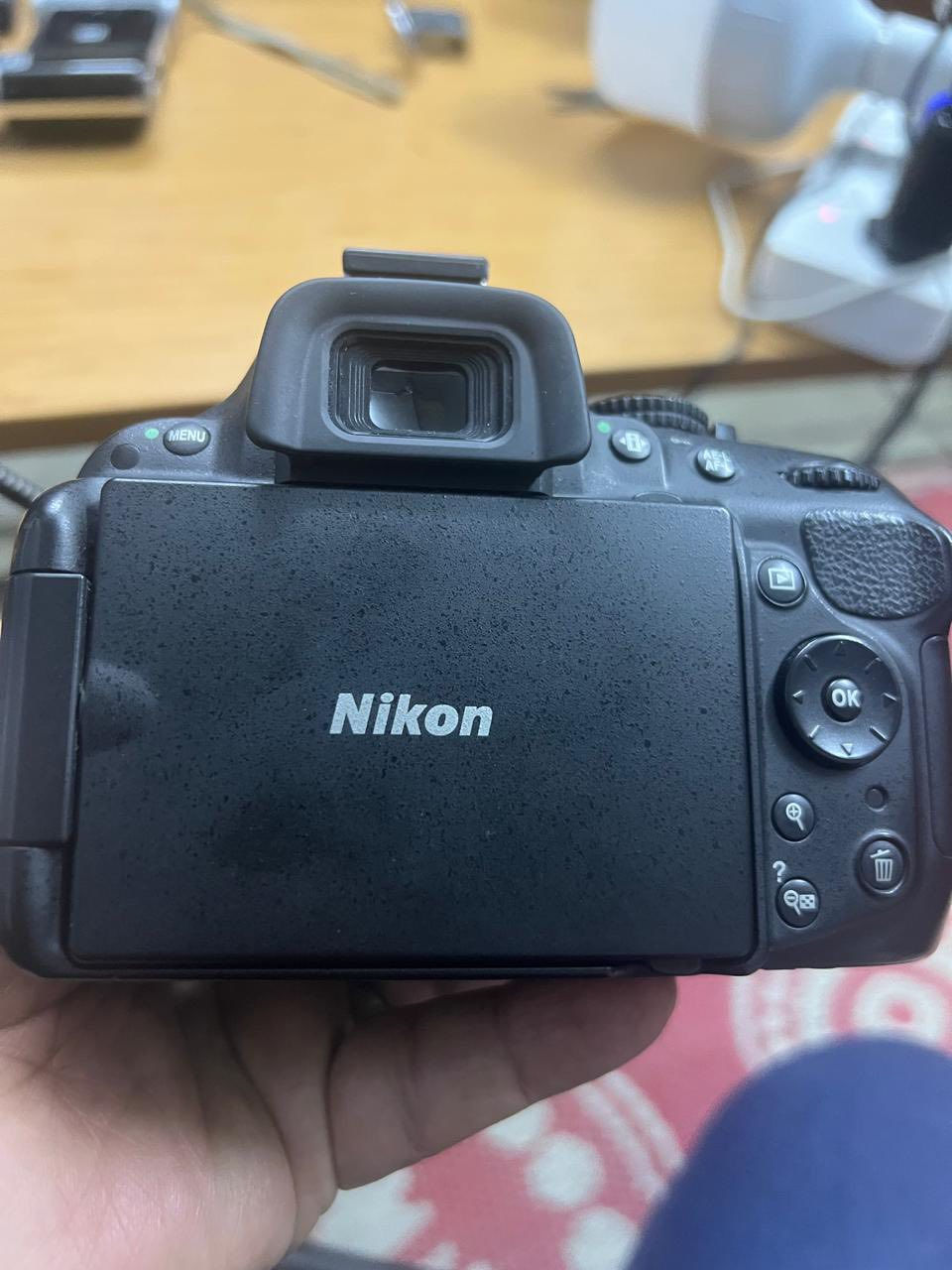 ‏كاميرا نيكون 5200 دي نظافة 99% مكاني بغداد السعر في الخاص ***********
