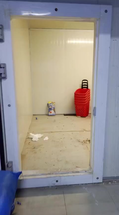 للبيع بسعر مناسب جداً 

جهاز براد ايطالي 12 طن 3 مروحه 
سندويج 10 ملم ضد الحريق 
الطول 13.5 متر 
العرض 3.6 متر 
مقطوع غرفتين مع انابيب جاهزه 
مكون 2 باب قاصه 
مستخدم شهر ونص فقط
انابيب روطه عدل بدون تحريم تقريباً كل انبوب طوله 25 متر
استخدام قليل جداً نضافة 100%

لمعرفة التفاصيل الاتصال على ***********
