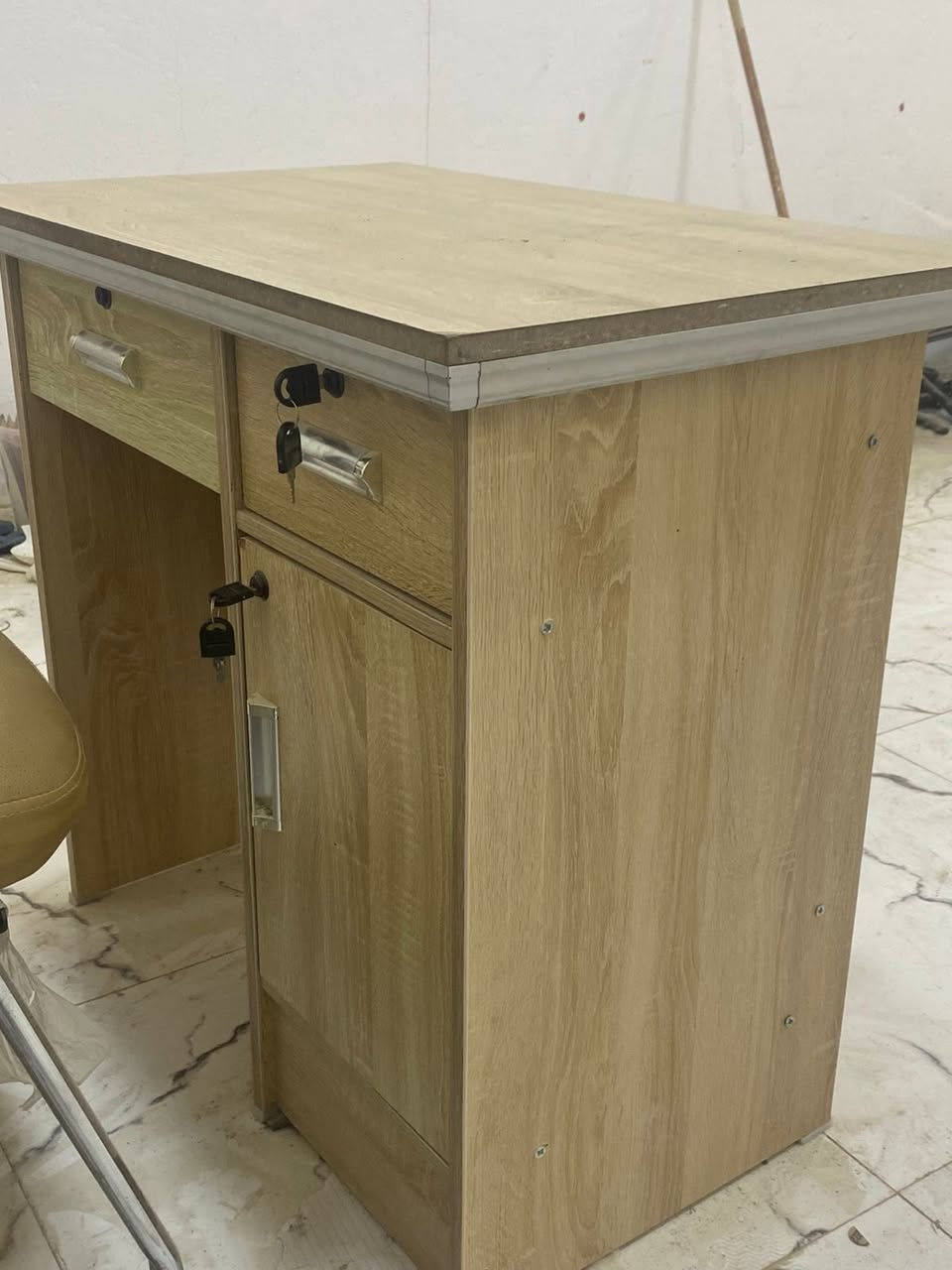 ميز وكرسي جديدات قليل استخدام اريدهم ب١٢٥ وبيهم مجال مكاني البصره ***********
