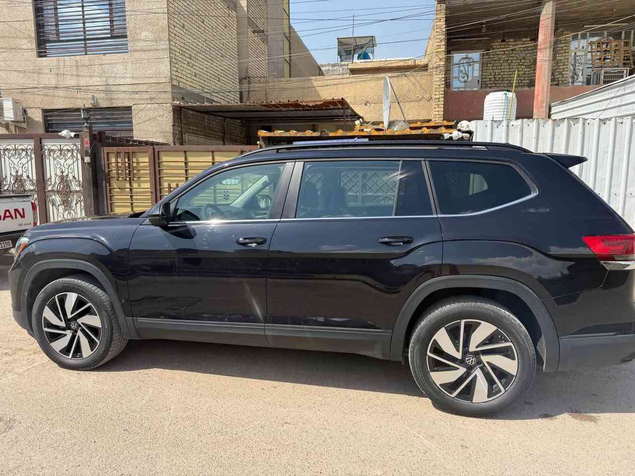 السلام عليكم 
فولگسواگن اطلس 2024 رقم بغداد ماشيه 25 الف  سبعه راكب حادثهة جنطه وصبغ بيهة شي خفيف جدا لان الظربه اكثرهة بالهوك ف مامتأذيه  وبدون اي ايرباك كله سليم والباقي كفاله 
المواصفات 
السياره فول الفول عدا الفتحة فقط 
تحكمات خمس مودات قياده اوامر صوتيه شاشه ابل كار بلي  شفتات بالستيرن قياده ذاتيه حساسات امامي خلفي رادار شاشاه كبيره جلد تدفئه تبريد كشنات جلد كهرباء لايتات عدسات متحركه وي الستيره انارات جانبيه عند الاستداره اشاير مري ندفئة بالمري الجانبيه ستائر بالبيبان الخلفيه بلاد تبريد 3 قطع وبعد احو مواصفات هواي 
مكاني زعفرانيه 
***********
*********** بغداد, العراق
