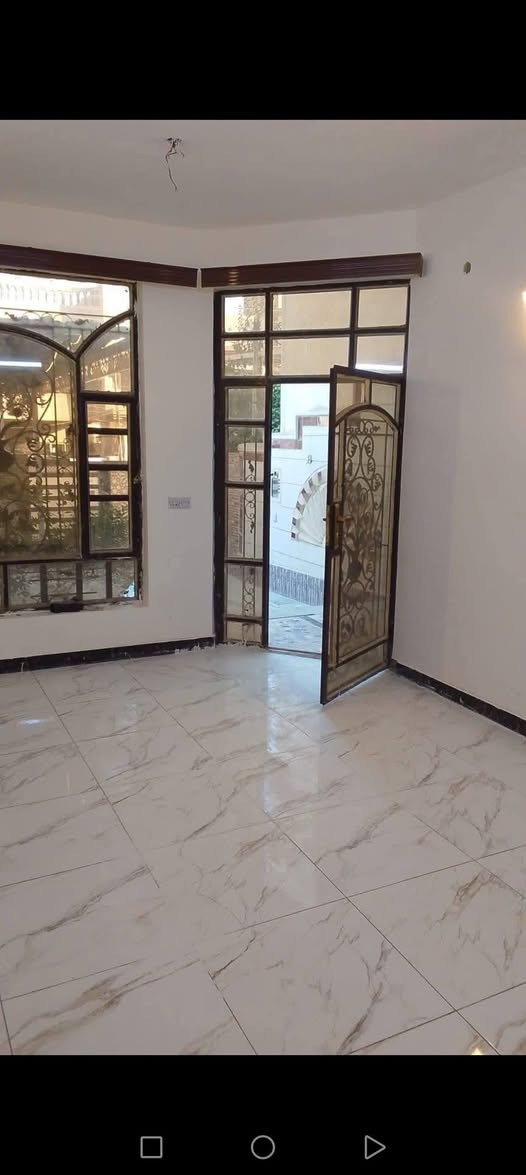 منزل للبيع /150متر /واجهة 6/يتكون من /3/غرف نوم +صالة +هول +مطبخ +خدمات +كراج /الدار نظيف /موقع ممتاز /الرفاق الثانية خلف مجمع السلام /وقرب شهداء البياع /شارع عريض /15متر /الاستفسار على هذا الرقم /***********
