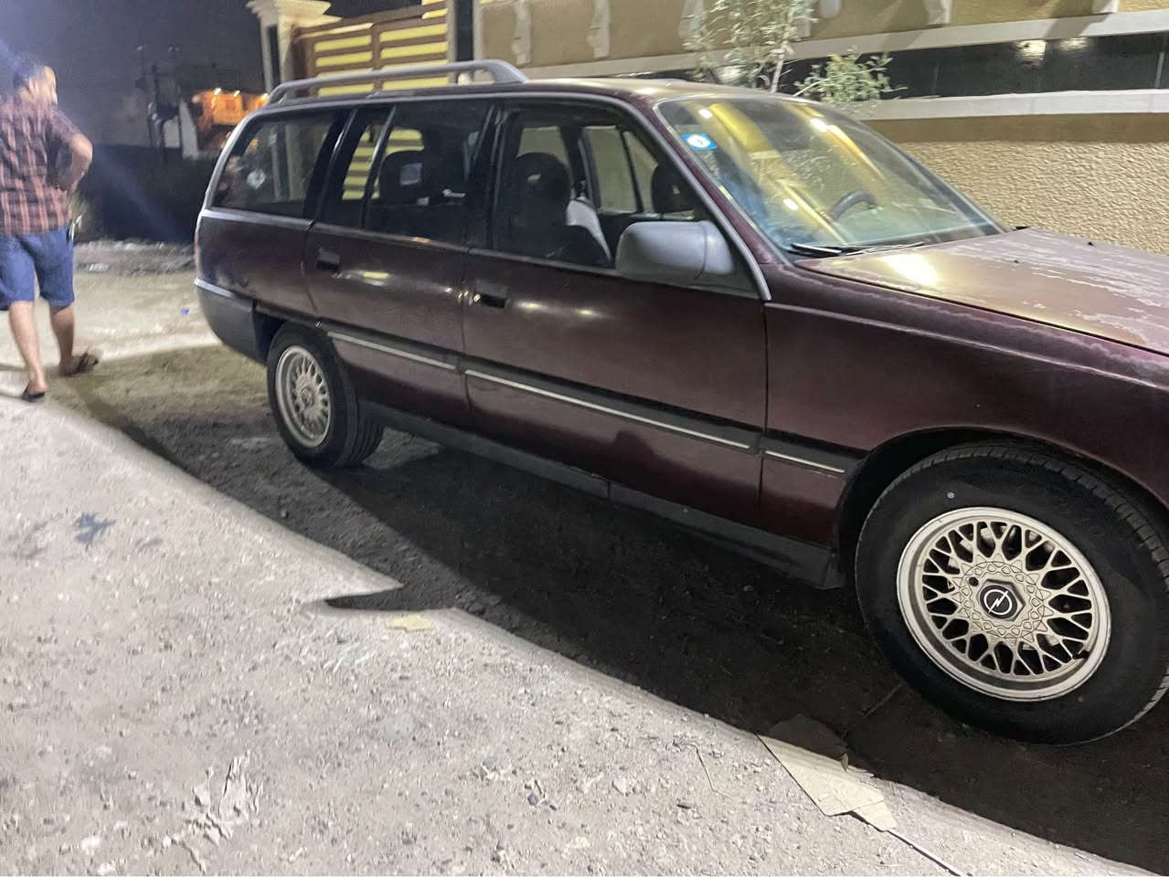اوبل مديل 1989 
مكفوله صبغ وكير ومحرك وكهربائيات 
سياره بلاديه وترايك من شمال للجنوب 
محرك 3000 وكير عادي مكفولات 
سعر 37 وبيها مجال 
رقم بغداد ورقم دولي انكليزي جديد وهزه جديده 
مكان سياره بغداد 
رقم *********** Colombo, Sri Lanka
