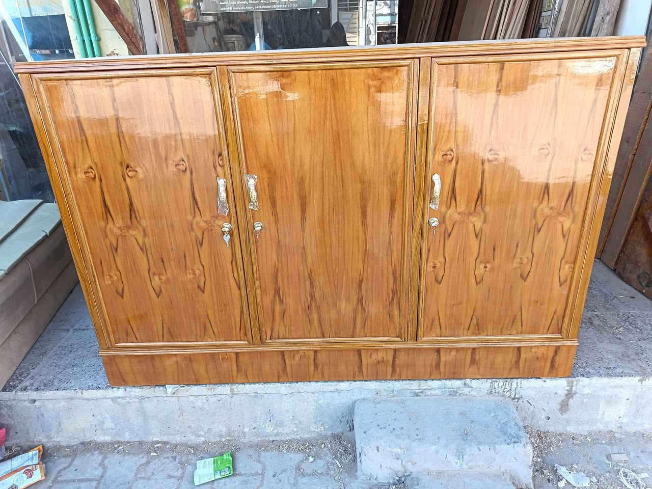 السلام عليكم ورحمة الله وبركاته
بوفيه للبيع جديده غير مستخدم  صاج تسكام جاهزه
حي النصر ***********
