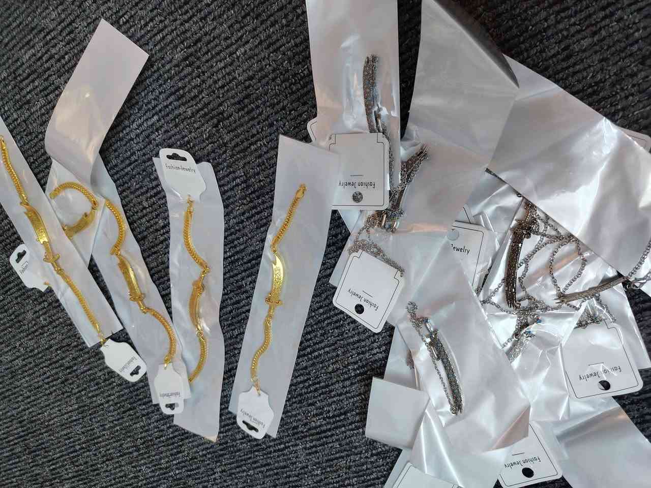 عندي ذني 17قطعة كلايد وسوارات ام الگراب يفتح السيف بي قبق سعرهن 20مع توصيل قفل شلعة


**إذا كنت صاحب هذا الإعلان وتريد حذفه لأي سبب، رجاءا أرسل رسالة إلى الدعم الفني**