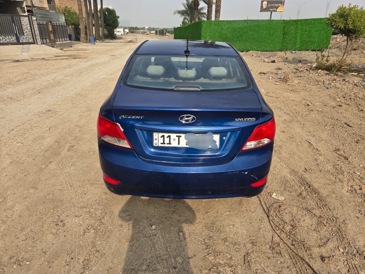 سيارة هونداي اكسنت زرقاء موديل حديث للبيع. السيارة في حالة جيدة وتعمل بشكل ممتاز، وأجهزة القياس تشير إلى قراءة عداد 69279 ميل. الصبغة الخارجية زرقاء لامعة، والسيارة تتضمن ميزات قياسية مريحة. بشكل عام، السيارة نظيفة ومعتنى بها. بها تلف واضح في الجزء الخلفي كما هو موضح في الصور، ولكنها قد تكون فرصة ممتازة لمن يبحث عن سيارة بسعر مناسب لتصليحها أو للحصول على قطع غيار جيدة.