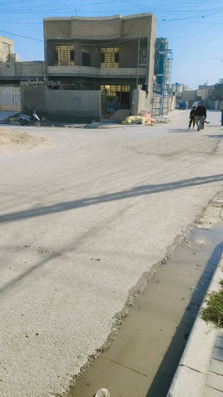 السلام عليكم دار للبيع المساحة 108 بناء جديد درجة اولى طابق واحد صب رفت عالي عن  40 سنتم متكون من  كراج متر  استقبال حمام خارجي صاله كبيرة مطبخ حار غرفة نوم ترك+حمام  داخلي استارة بيتونه..بيت امرتب كهربائيات مي كهرباء درجة اولى المنطقة فول خدمات البلديات خلف الصحفيين قرب مضيف السواعد اكثر تفاصيل ***********خابر وتدلل البيت كبل تسكن بيه
