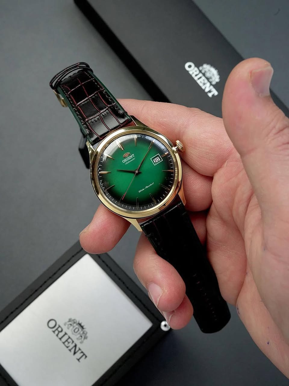 ⌚ أورينت بامبينو الإصدار 4 – Orient Bambino Version 4 | FAC08002F0

✨ لمحبي الكلاسيك والفخامة:

الماركة: Orient

الحركة: ميكانيكية أوتوماتيكية يابانية (Orient Caliber F6724) مع تعبئة يدوية وإيقاف عقرب الثواني (Hacking)

احتياطي الطاقة: ~40 ساعة

الهيكل: فولاذ مقاوم للصدأ مطلي بالذهب | القطر: 42 مم | السُمك: 11.5–12 مم

المينا: أخضر متدرج (Green Gradient) | شكل الهيكل: دائري

الزجاج: كريستال معدني مقوى مقبب (Mineral Crystal)

مقاومة الماء: 30–50 متر (3–5 ATM) – مناسب للرذاذ وغسل اليدين

السوار: جلد طبيعي بني أو أسود بنمط التمساح | المشبك: إبزيم تقليدي (Tang Buckle)

الميزات الإضافية: عرض التاريخ عند الساعة 3

📞 للطلب والاستفسار: ***********

#Orient #BambinoV4 #AutomaticWatch #LuxuryWatch #GreenDial #ClassicStyle #FAC08002F0 #MenWatch
