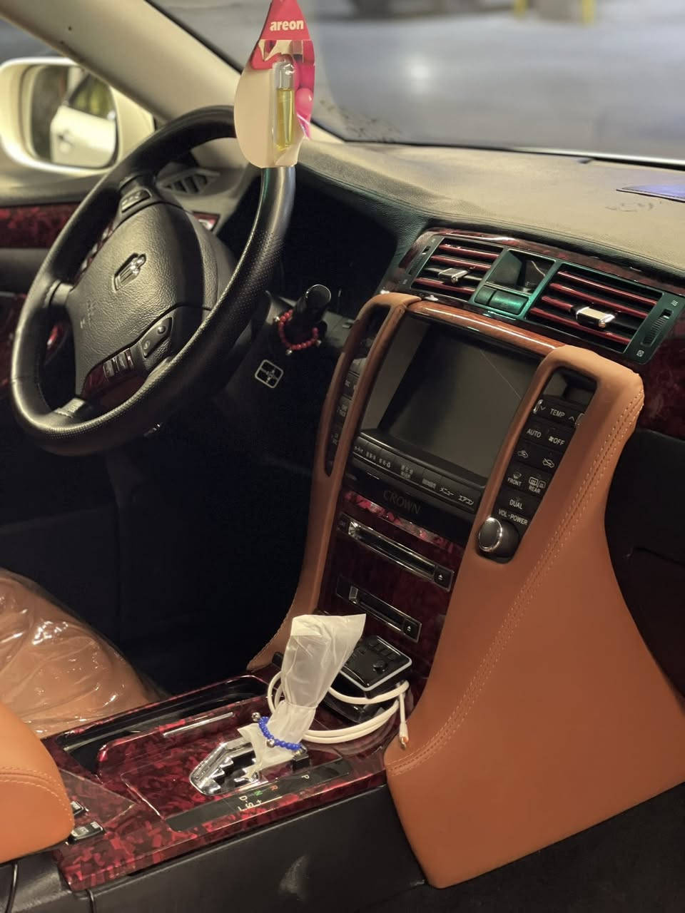 سەرەتا بە ناوی خوای گەورە
ماشاللە لە مالی هەموو لایەک 
شاهێنە ١٨٢ سپۆرتی ٢٠٠٥ مووس 
سەیارەکە زۆر پاکە 
٣ دوگمەیە سوکان کارەبایە 
حاسەو کامێرایە
٤ ویل و تایەی تازەی بۆ دانراوە
ڕۆن و هایدرۆلیکی تازە گۆراوە
کوشن چلدی قەیسیە 
سەیارەکە( سەقف و حیزام،گێرو مەکینە،دەعم و لێدرا،کەڤەر گۆراو)
بە شەرت بۆیاخی نیە بەس شوێن موسەکانی بۆیخا
دەعمی بۆ گۆراوە بە ٢٠٠٧
سەیارەکە ماڵی دۆستە بۆ مەسرەف مەگڕی هێج مەسرەفی تیا نیە سعریشی ٧٣و مەعامەلەیکی برایانە ***********
