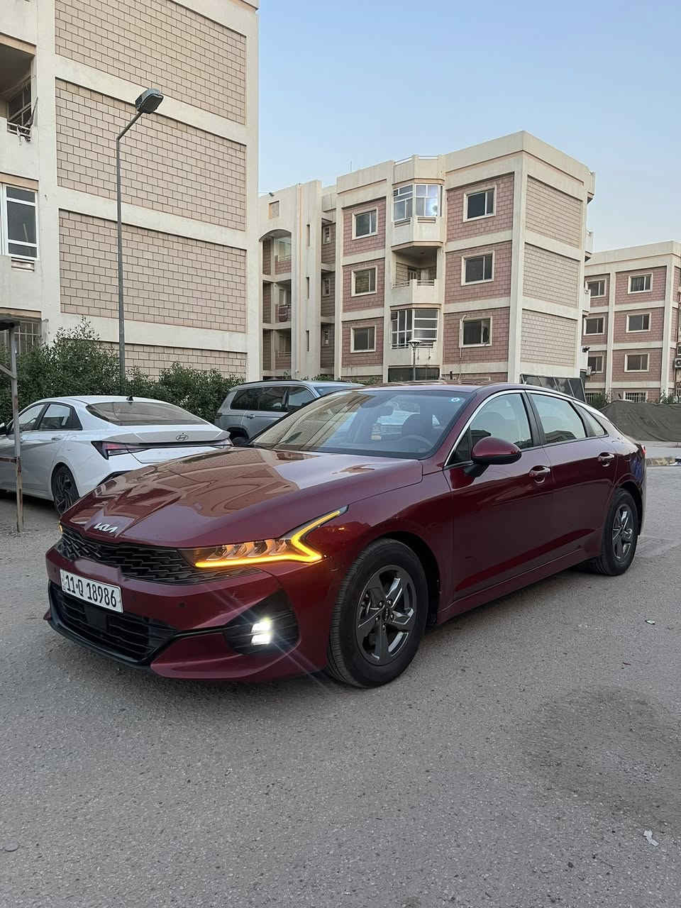 بسم الله الرحمن الرحيم 

كيا كي فايف لون كرزي 🍒 مميز 
🚘 المواصفات:

* محرك 1600 سي سي تيربو اقتصادي وقوي
* ناقل حركة أوتوماتيك
* تشغيل بصمة ودخول ذكي (Smart Key)
* شاشة معلومات وترفيه 
* كاميرا خلفية
* حساسات أمامية وخلفية
* رادارات أمامية وخلفية
* نظام القيادة شبه الذاتية (Lane Following Assist)
* مثبت سرعة ذكي (Smart Cruise Control)
* نظام المحافظة على المسار
* نظام التحذير من الاصطدام الأمامي
* بريك تلقائي أمامي وخلفي
* نظام مراقبة النقطة العمياء
* تنبيه حركة المرور الخلفية
* إنارة LED أمامية وخلفية
* ويل المرغوب
* نظام ABS وESP للثبات الإلكتروني
* وسائد هوائية متعددة
* مكيف ممتاز 
* سيارة جديده وخير من الله ترايك للبصرة .
حدادية گير مكينة كفالة .. سونار مرفق بالمنشور + رصعة بسيطة بدور الجاملغ الخلفي . 
.. رقم الشاصي 5XXG14J25PG204417
.. السيارة بأسمي البائع شخصياً 

اتصال او واتساب فقط على الرقم ***********
