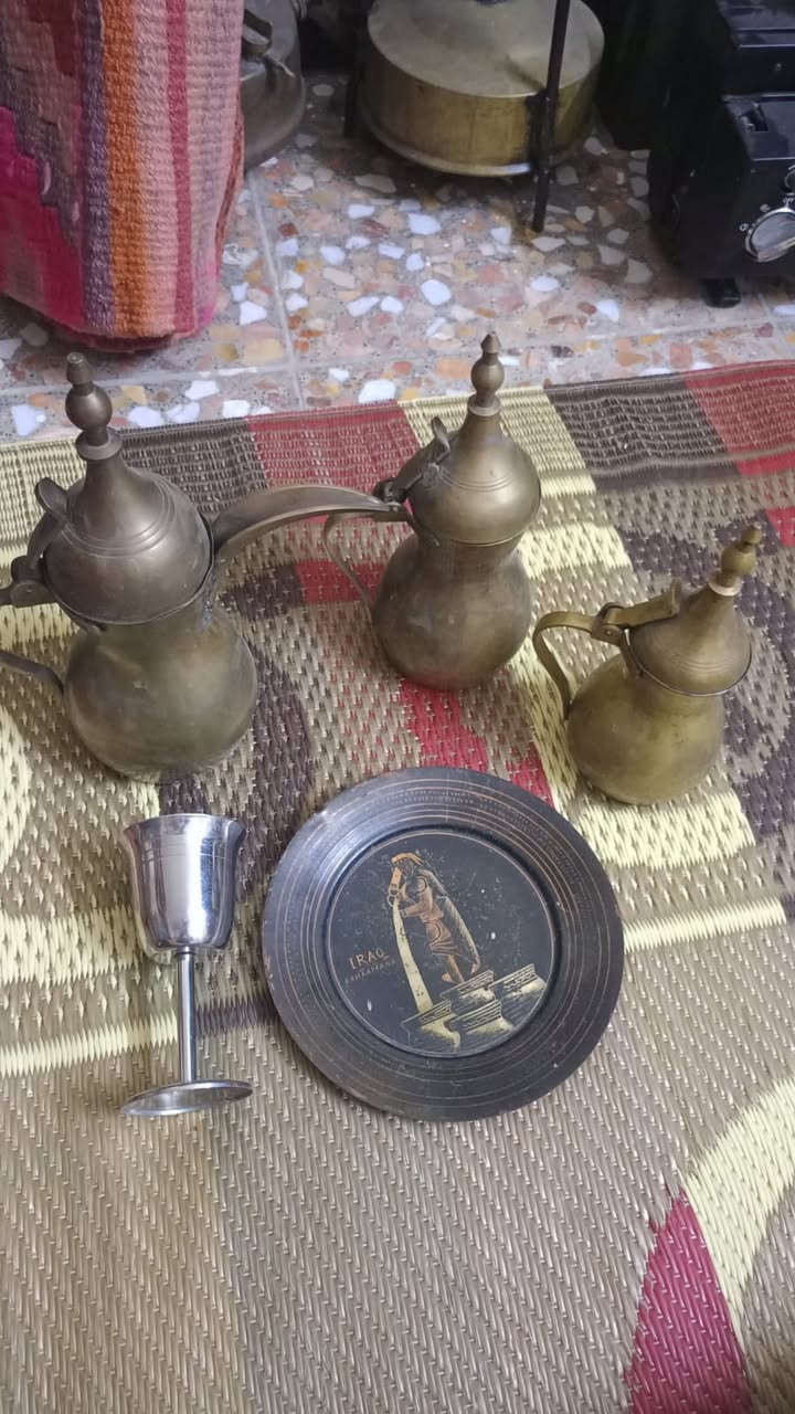 سلام عليكم للبيع كلشي موضح بصور ومقطع فيدو 3 دلات +كاس نحاس ابيض + صحن كهرمانه نحاس احمر قديم جدآ السعر النهائي 100 الف مكاني بغداد 
***********
