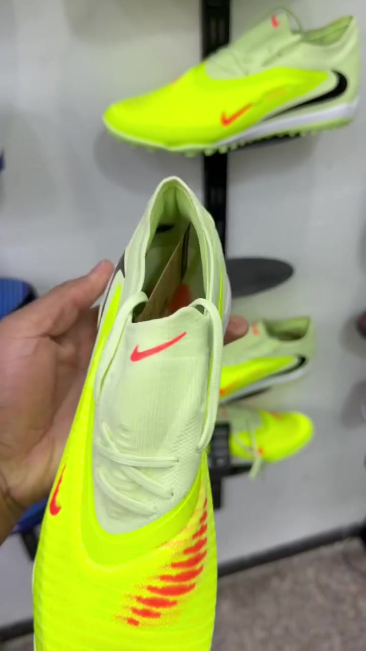 توفر حذاء ڤانتوم اصلي ماستر كوالتي👟.
القياسات من41-44📐.
العنوان📍:كربلاء شهداء سيف سعد قروب كهربائيات الماس 
للتواصل والحجز📞:
***********
***********
اسم المحل:تجهيزات العمدة للفرع الثاني⚽️.

