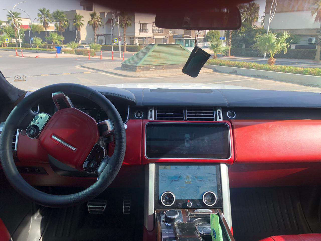 🔥 للبيع رنج روفر فوغ Autobiography 2014 خليجي – شركة سردار تحديث كامل 2021 داخلي وخارجي 🔥🔥

أعلى فئة – فل كامل بدون أي نقص – داخل أحمر ملكي – سيارة فخامة وهيبة ومحدثة شكل جديد 👌

✅ المعلومات الأساسية:

 • موديل: 2014
 • وارد: خليجي
 • الفئة: Autobiography (أعلى فئة بالرنج)
 • تحديث شكل 2021 كامل (خارجي + داخلي)
 • محرك V8 قوي جداً
 • ناقل حركة أوتوماتيك 8 سرعات
 • دفع رباعي دائم 4×4
 • شاصي ألمنيوم خفيف الوزن
 • نظام Terrain Response بعدة أنماط قيادة
 • نظام تعليق هوائي إلكتروني متكيف

💎 التحديث 2021 يشمل:

 • صدام أمامي وخلفي 2021
 • شبك أمامي جديد
 • ليتات أمامية LED شكل حديث
 • ليتات خلفية موديل 2021
 • رنات سبورت قياس كبير شكل 2021
 • تحديث شاشة وسطية حديثة
 • تحديث ديكورات داخلية
 • شعار وملحقات شكل جديد

✨ المواصفات الخارجية:

 • سقف بانوراما كهربائي
 • باب خلفي كهربائي علوي وسفلي
 • فتح الشنطة بحركة القدم
 • كاميرات 360 درجة محيطية
 • حساسات أمامي + خلفي + جانبي
 • نظام ركن أوتوماتيكي
 • مرايا كهرباء + تسخين + طي كهربائي
 • زجاج دبل عازل للصوت
 • زجاج خلفي خصوصي
 • إنارة ترحيبية أرضية
 • أضوية LED نهارية
 • نظام غسيل مصابيح أمامية

🛋️ المواصفات الداخلية (داخل أحمر فاخر):

 • جلد طبيعي فاخر بالكامل (أحمر)
 • سقف داخلي أسود فخم
 • تطعيمات خشب طبيعي / ألمنيوم
 • مقاعد أمامية كهرباء 20+ وضعية
 • مقاعد خلفية كهربائية
 • تبريد + تسخين جميع المقاعد
 • خاصية المساج
 • ذاكرة حفظ وضعية المقاعد
 • تحكم كهربائي بالمقود
 • تكييف رباعي المناطق مستقل
 • ثلاجة وسطية
 • ستائر خلفية كهربائية
 • إضاءة داخلية محيطية متعددة الألوان
 • دواسات ألمنيوم رياضية

🎵 التكنولوجيا والأنظمة:

 • شاشة لمس كبيرة محدثة
 • عدادات ديجيتال
 • نظام ملاحة أصلي
 • نظام صوت Meridian Surround
 • بلوتوث + USB + AUX
 • تحكم كامل من المقود
 • مثبت سرعة عادي + راداري
 • شاشة عرض معلومات أمام السائق
 • Head-Up Display
 • تشغيل بصمة (Start/Stop)
 • دخول ذكي بدون مفتاح
 • نظام أوامر صوتية

🛡️ أنظمة الأمان المتقدمة:

 • ABS
 • ESP
 • نظام مانع الانزلاق
 • نظام مانع الانقلاب
 • وسائد هوائية متعددة
 • مراقبة النقطة العمياء
 • تحذير مغادرة المسار
 • تنبيه تصادم أمامي
 • مساعد نزول منحدرات
 • مراقبة ضغط الإطارات
 • نظام تثبيت السيارة على المرتفعات

📌 السيارة نظيفة جداً – استخدام شخصي – جاهزة للفحص بأي مكان
📍 الموقع: (أربيل )
📞 التواصل: (***********)
💰 قابل للتفاوض للجادين فقط

🔥 سيارة فخمة ومميزة جداً وتنافس موديلات 2020–2021 بالشكل والمواصفات. أربيل, العراق
