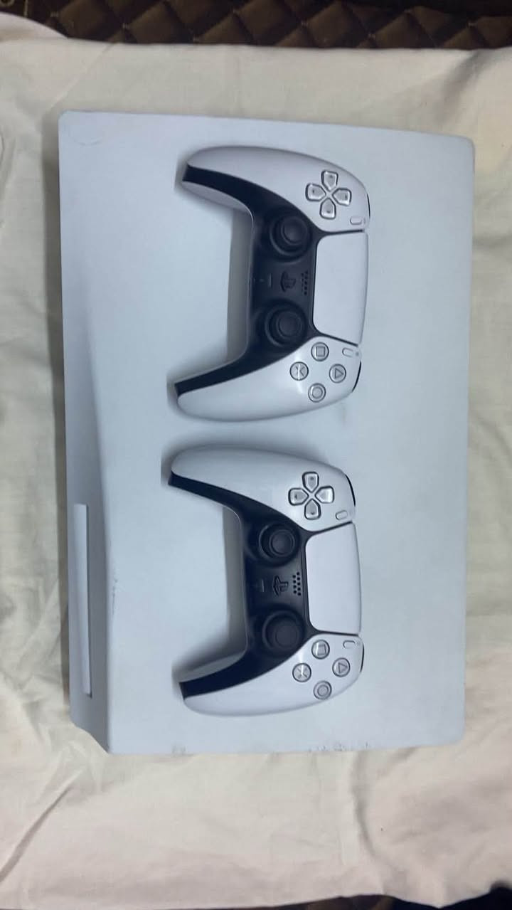 للبيع جهاز PlayStation 5 (نسخة الفات)، الجهاز نظيف جداً ومستعمل استعمال قليل، كأنه جديد. اللي يدور على النظافة والشي المرتب هذا هو الجهاز المناسب! مواصفات الجهاز:
✅ سعة التخزين: 1 تيرابايت (1TB).
✅ الجهاز بحالة ممتازة (خالٍ من أي عيوب أو أعطال، فحص وشغل).
✅ مرفق معه يدتين تحكم (أصليتين وبحالة ممتازة). معلومات إضافية:
📍 المكان: بغداد - مدينة الصدر - شارع الفلاح.
📱 للتواصل والاستفسار يرجى مراسلتي عبر الواتساب على الرقم: ***********
