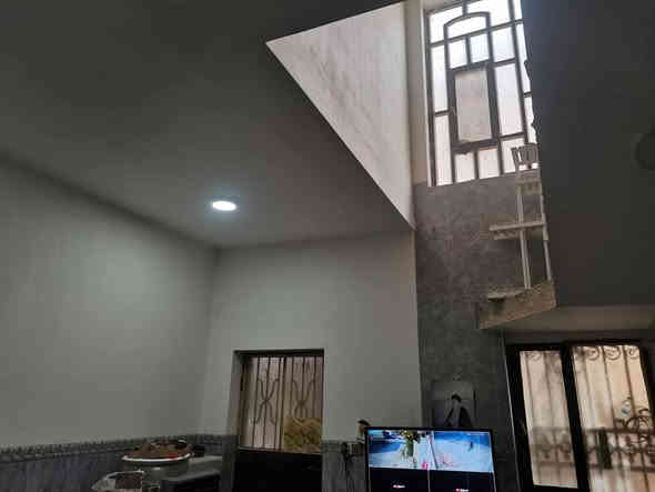 دار للبيع مساحته ٢٤٨ متر  يحتوي على استقبال وهول ومطبخ غرفتين نوم حمام داخلي البناء كونكريت مسلح وطابوق عدا الغرفتين مخلوط فرمستون وطابوق السطح مطبك فرشي درجه اولى بنسبه للتسليط لبخ سمنت داير البيت عدا الوجه المطبخ سيراميك جميع جدرانه صحيات خارج.   طارمة كراج سيارة كبير يكفي سيارتين حديقة داخليه وخارجية  النقص فقط  الارضية صبة مرتبة  وسياج خارجي بي ار سي وجادر فقط السعر ٧٥ وبي مجال للمشتري  عنوان. حلة.  الابراهمية.شارع المركز.حي الزهور.يبعد عن الشارع العام ١٥٠ متر والتبليط لحد باب المنزل للاستفسار الاتصال على الرقم ***********
