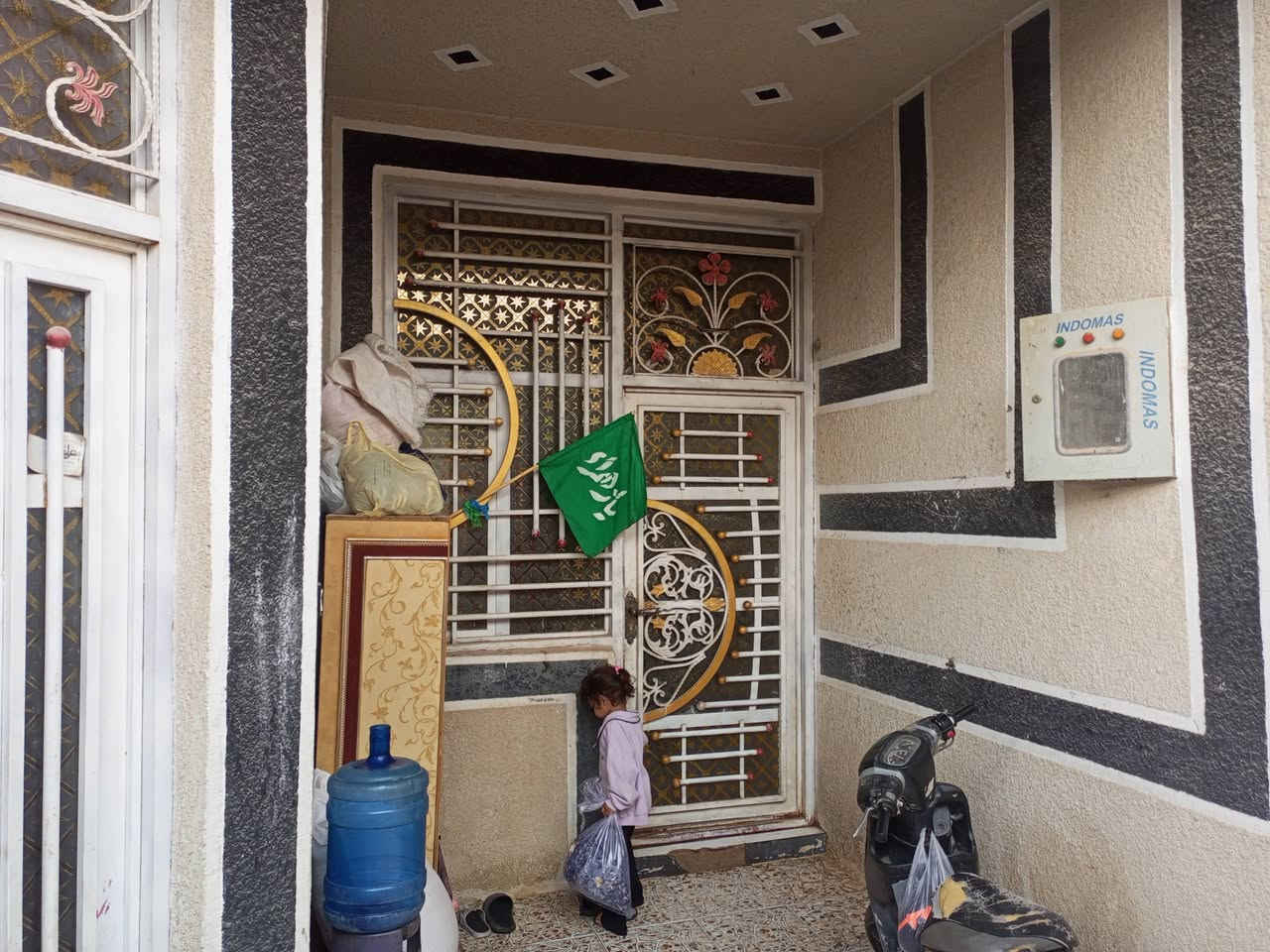 السلام عليكم
بيت ركن طابقين مساحه ١٣٠ 
بناء جديد درجة اولى يتكون من
مطبخ
استقبال كبير ٨ ونص متر 
صالة كبيرة 
منور 
غرف نوم عدد ٣
صحيات عدد ٤ منهن اثنين داخل الغرف 
البيت يحتاج إلى لبخ الغرفة في الطابق الثاني فقط 
جاهز من كل شي 
العنوان الامن الداخلي الجمعية خلف الضغط قرب محطة وقود ارض كربلاء
للاستفسار الاتصال على الرقم 
***********
***********
