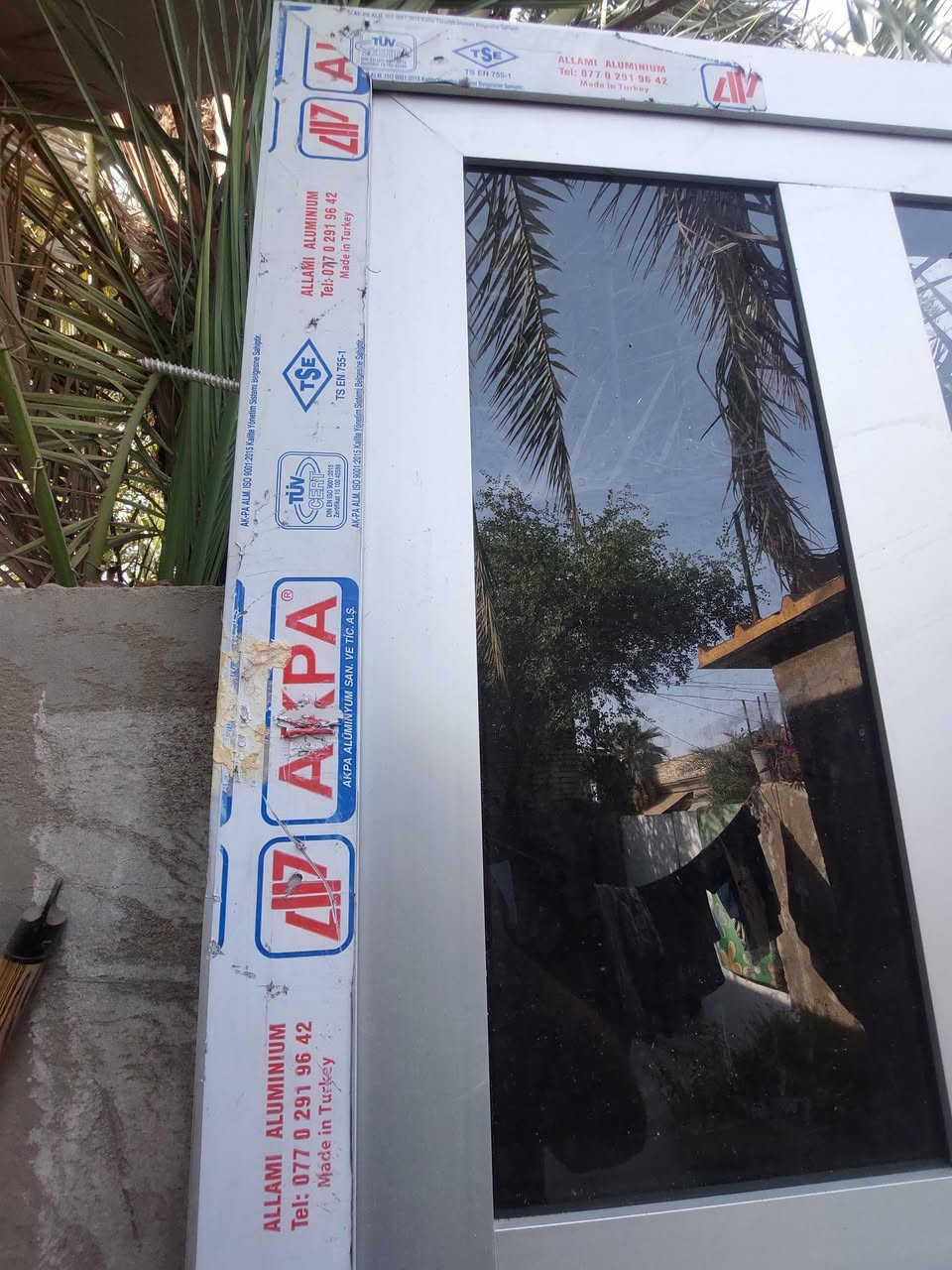 السلام عليكم 
باب المنيوم مستخدم نظيف جدا ثقيل نوع اكبا تركي مع جام مضلل شمباني ٦ملم او اكثر ارتفاع ٢م و ١٧سم وعرض ٩٧سم اخذتة للبيت وطلع بي كبر معروض ب ٩٥ وبي مجال العنوان بغداد الشعلة جكوك شارع حسينية قمر بني هاشم لا يوجد توصيل للاتصال ***********
