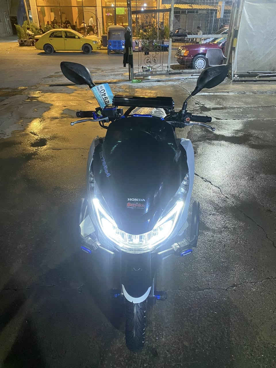 السلام عليكم شباب pcxالجيل الثاني للبيع الدراجه يابانيه مكفوله كفاله عامه مكينه وكفر اذا مفتوحه المكينه لو مبدل شي بل كفر ترجعهة الدراجه شديتلهة غراض ودرع مفوله من الاخير كدامك بل صور مزاد  ونازله معرض بيت طارش كدامك المكاتبه ودراجه لوك جديده حساسات كهربائيات كلهن شغال ماشيه بل مزاد 49الف وحالياً 52الف صالنصه رياضي كاتم والسعر 23وبيهة مجال بسيط لاتخابرني مراوس فقط بيع وهاذ رقمي للشراي ***********
