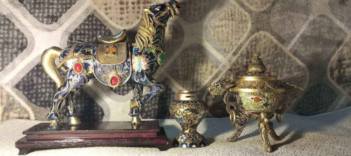 ٣ تحف كلوزونيه عتيق بحاله ممتازه 
للتقييم و البيع لمقدر البند
@إشارة


**إذا كنت صاحب هذا الإعلان وتريد حذفه لأي سبب، رجاءا أرسل رسالة إلى الدعم الفني**