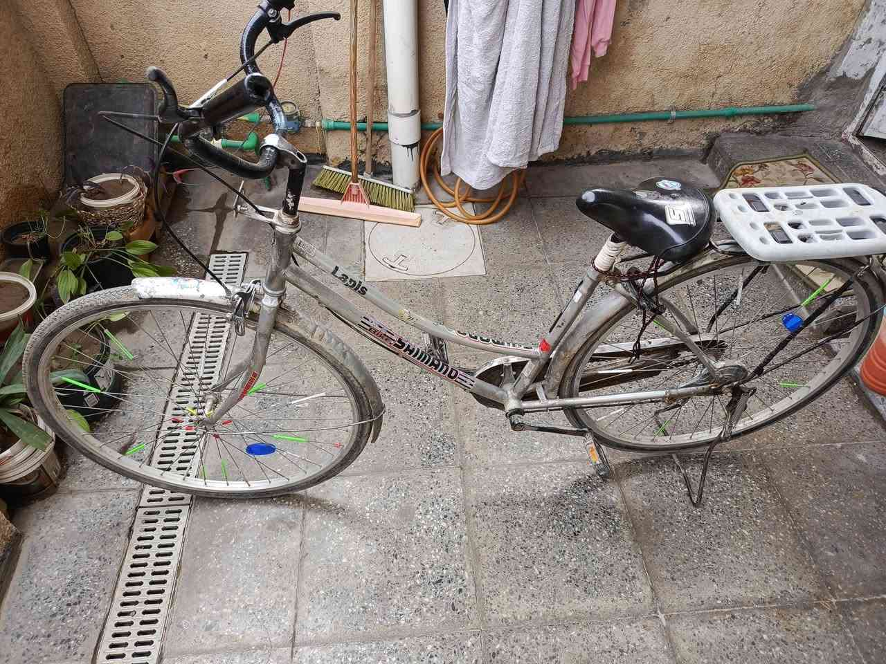 السلام عليكم بايسكل بناتي ياباني حجم ٢٧ للبيع كامل سعره ب١٠٠ مكاني بغداد البياع الاتصال ***********
