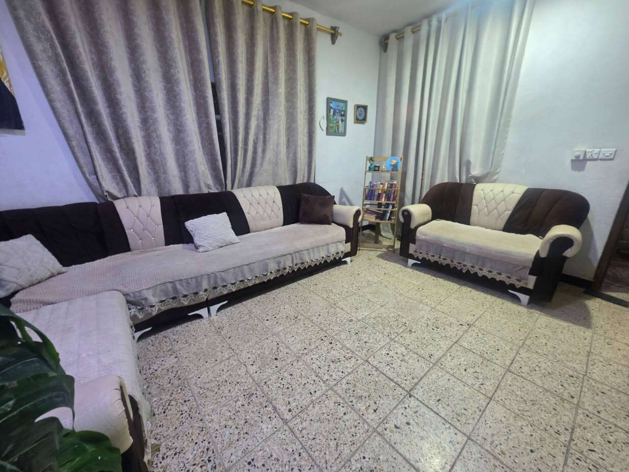 تخم للبيع – مستعجل
نظيف وبحالة ممتازة
السعر 300 ألف قابل للتفاوض
وياه هدايا: مفرش تخم الاصلي 4  قطع بردات كل قطعه مترتين ، 4 كوشات، 
الموقع: الأمين الثانية / شارع المركز
التواصل واتساب
***********
