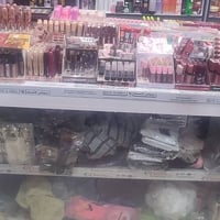 محل ملابس وكوزمتك • شامل تجهيزات وبضاعة • حي العسكري شارع 30