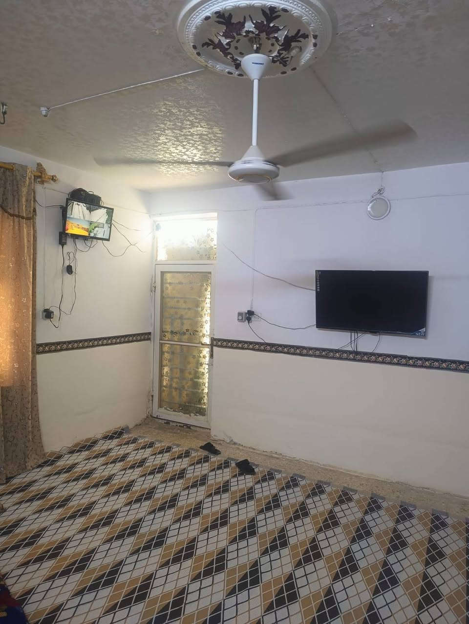 سلام عليكم بيت البيع ٢٠٠م حي العسكري قرب بانزين خانه مال بانيقيه بيت عكاده بي ساس جوه ترميم جديد غرفتين وصاله ومطبخ وصحيات حديقه جبيره موقع البيت بل ٦ الاف سعر ١٣٠ وبي مجال قليل التواصل ***********
