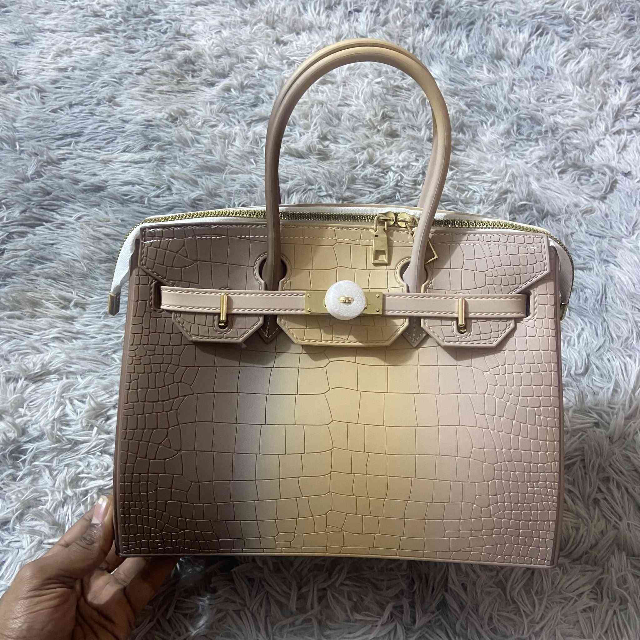 حقائب نسائي جديده للبيع .
مكاني بابل حلة طهمازيه ، عندي توصيل داخل الحله فقط .


**إذا كنت صاحب هذا الإعلان وتريد حذفه لأي سبب، رجاءا أرسل رسالة إلى الدعم الفني**