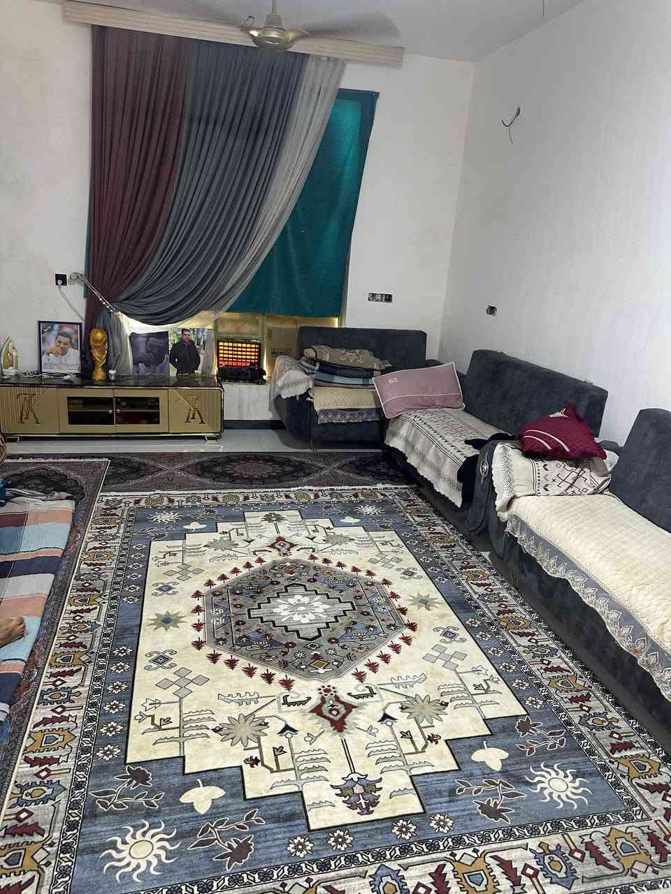 السلام عليكم دونم معه بيت للبيع مساحة البيت الكلي 315 متر  يتكون البيت من غرفتين 6×5   وصالتين واستقبال ومطبخ حار وبارد وصحيات داخليه الموقع شارع الكفل قرب سيد محمد  خلف مدرسة الشيخ ثائر ال كتاب التواصل ***********
