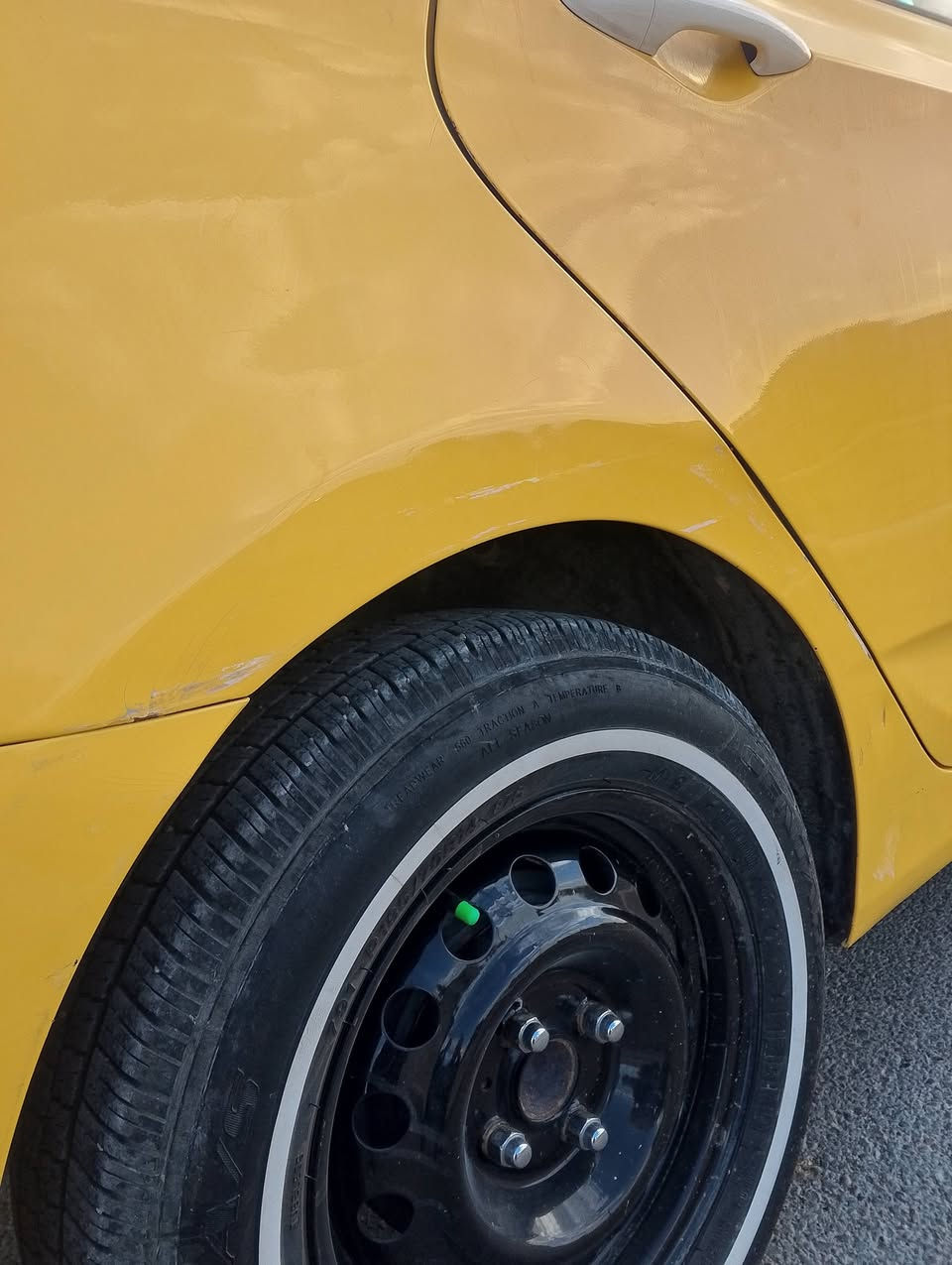 سلام عليكم 
اكسنت خليجي 2015 فول مواصفات ماعدا بصمه 
سيارة نضيفه وكامله من كلشي 
مكينه 1600 دوش 
سياره بيهة طخة ب الجاملغ الخلفي الايمن موضح بالصوره وبيهة ضربه خفيفه ومصلحه من جهة السايق 
سعر 90 وبيهة مجال جدا بسيط حگ الجية 
مكاني بغداد شعلة 
***********
