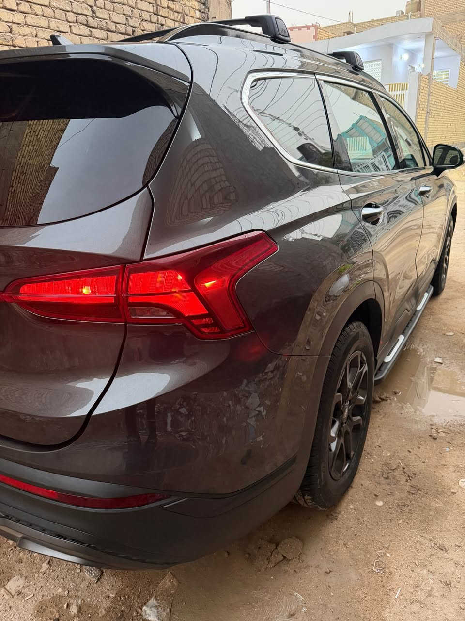 للبيع هيونداي سنتافي 2023 XRT 
• الموديل: 2023.
• الفئة: XRT (الإصدار الرياضي المميز).
• المسافة المقطوعة: 96,000 كم فقط.
• المحرك: 4 سلندر، 2.5L (اقتصادي وقوي).
• ناقل الحركة: أوتوماتيك 8 سرعات (دكم).
• التصميم الخارجي: شبك أمامي رياضي باللون الأسود، سكك سقف سوداء، ودعامات جانبية (Side Steps) أصلية.
• التحكم والقيادة: نظام Drive Mode (تغيير وضعيات القيادة: Comfort, Sport, Smart).
• الداخلية: مقاعد جلد فخمة مع تحكم كهربائي، شاشة لمس كبيرة تدعم Apple CarPlay و Android Auto.
• التقنيات: تشغيل بصمة، تشغيل عن بعد، رادار أمامي، رادار جانبي (نقطة عمياء)، وتحديد مسار.
• الإضافات: كاميرا خلفية دوارة، حساسات خلفية، شحن لاسلكي للهاتف، وتبريد/تدفئة مقاعد.
• العجلات: ويل كب XRT المميز قياس 18 إنش.
• السيارة نظيفة جداً وجاهزة من كل النواحي (كما موضح بالصور).
نوع الحادث: ضرر أمامي بسيط (كما موضح في الصور المرفقة من المزاد).
السيارة رقم بغداد بأسمي تحويل مباشر
مكاني النجف الاشرف
السعر 180 ورقة
*********** النجف, العراق
