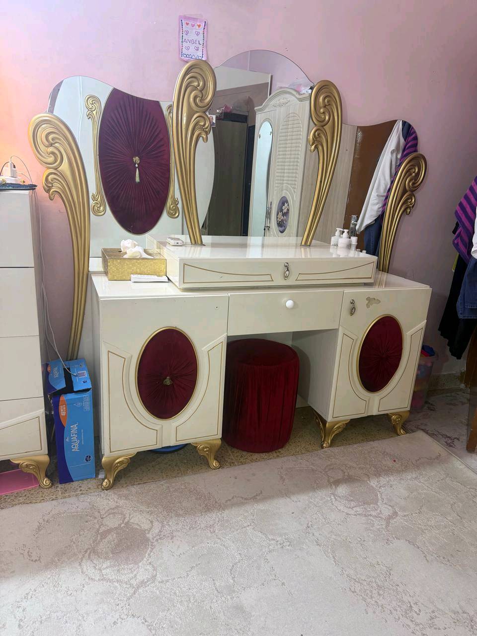 
ما هو نوع الخشب المستخدم في التصنيع؟: 
تركي
أين يقع الغرض بالضبط لسهولة التوصيل؟: 
حي تونس
هل بإمكانك توفير خدمة النقل؟: 
لا
هل هناك أي آثار استعمال أو أضرار في القطع؟: 
قليل جدا ..ضهر الجربايه موجود