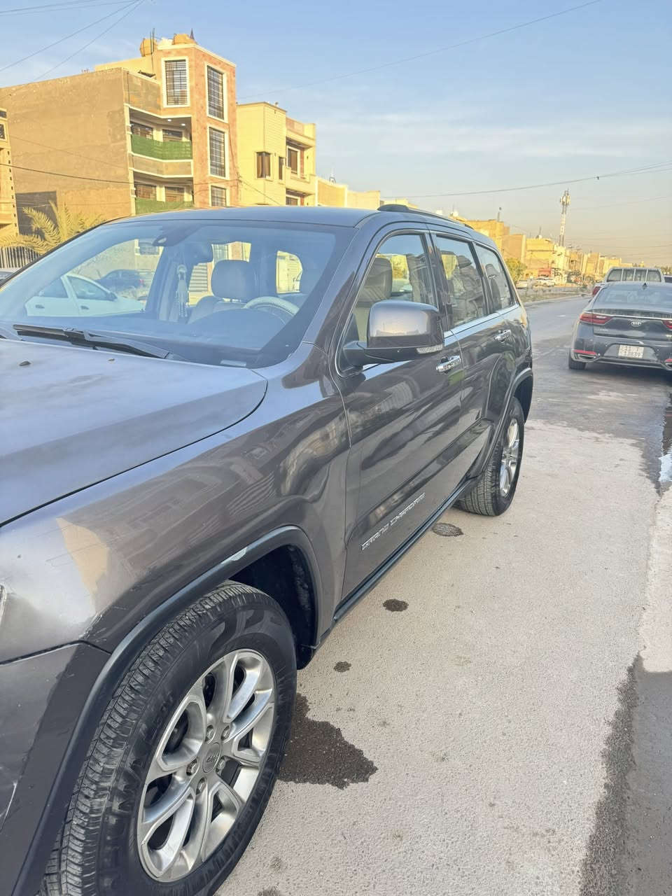 السلام عليكم ..
جيب شيروكي 2014 لمتد 
الحادث مبين بالصور والسونار صبغ فقط 
فول مواصفات عدا الفتحة 
گير مكينة حدادية صدر تبريد كله خير من الله
ماشيه 79 الف ميل 
رقمها بغداد انگليزي بأسمي 
السعر 185 
مكان السيارة بغداد - حي الجهاد 
للإتصال :- ***********
