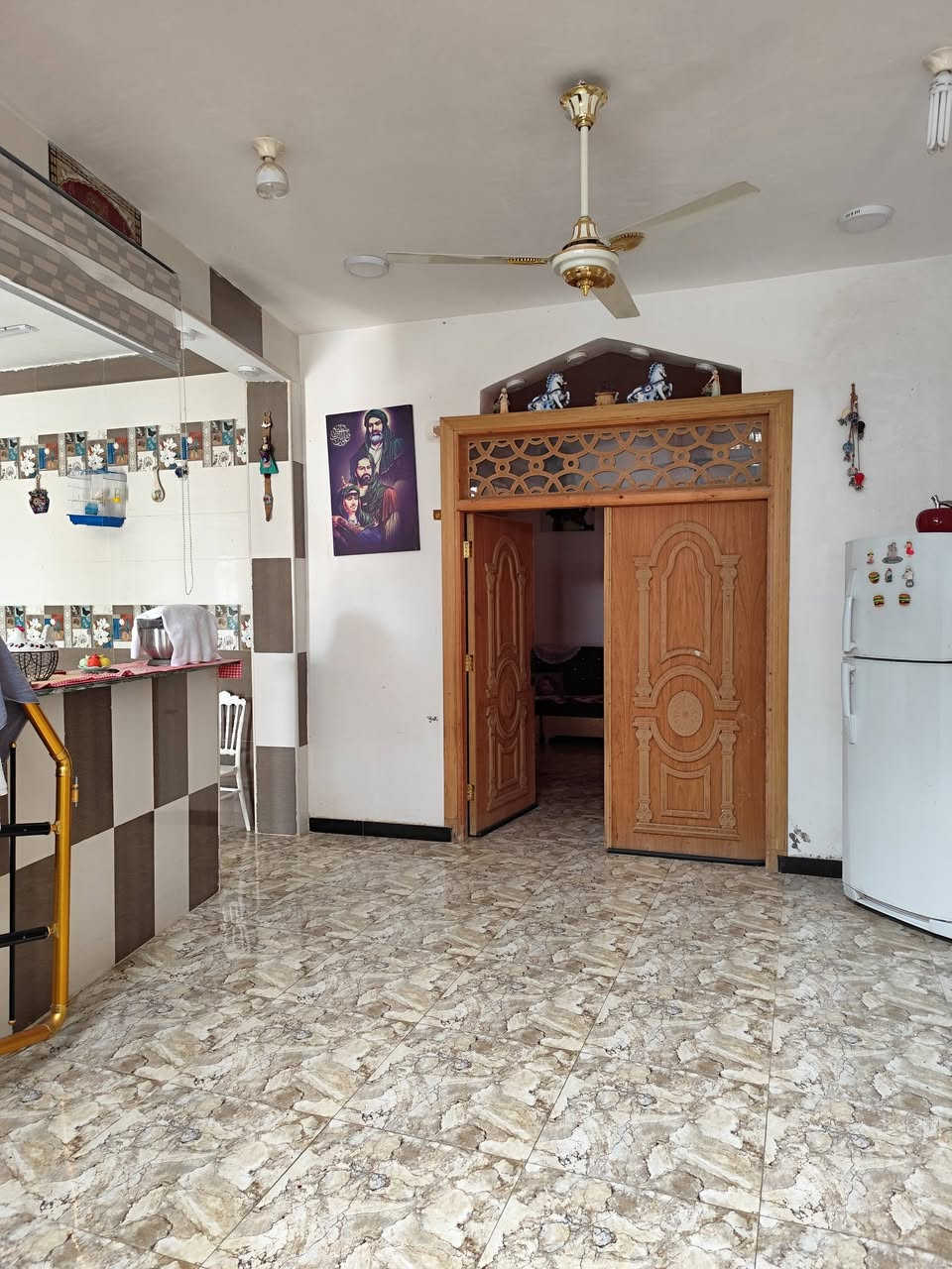 السلام عليكم بيت طابو صرف مساحه ٢٥٠ ثاني بيت عن شارع العام بناء حديث 
يتكون من غرف ثنين وصاله ومطبخ حار وبارد واستقبال وصحيات داخليه وخارجيه وحمام كبير بناء كونكريت المكان قرب معرض ال شيال السعر ١٢٥ وبيه مجال 
استفسار ***********
