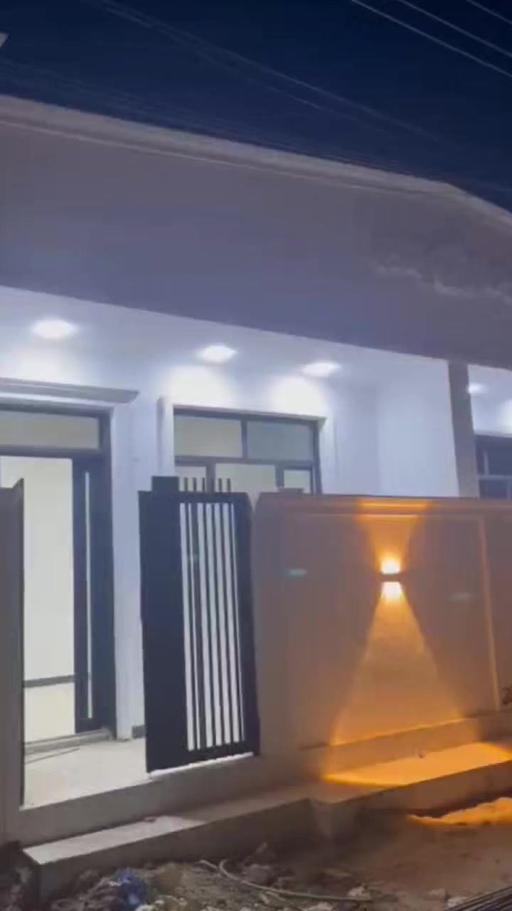 دار لبيع مساحه 75 متر طابق واحد زيرو قبل اسبوع طالعه منه العماله السعر 90 وبي مجال سلطان الاول قرب المدارس *********** بي واتساب
