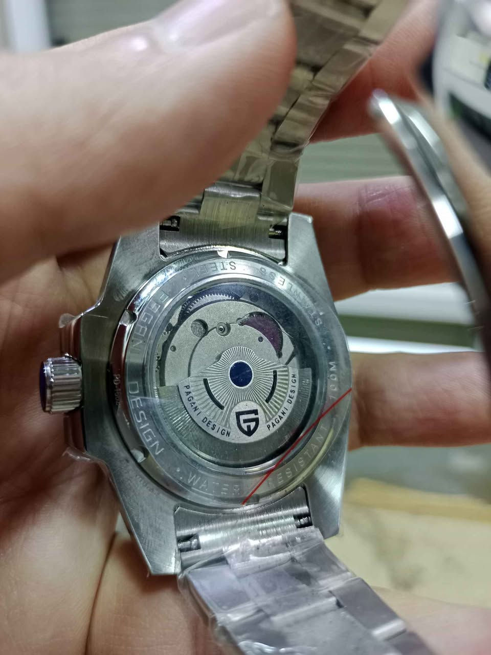 ساعة باجاني ديزاين PD-1662 هي ساعة يد ميكانيكية أوتوماتيكية للرجال طراز GMT. تشتهر هذه الساعة بتصميمها الذي يحاكي طراز "باتمان" (Batman) الشهير من رولكس، والذي يتميز بإطارها الخزفي ثنائي اللون باللونين الأسود والأزرق. 
الميزات والمواصفات:
الحركة: تعمل بحركة أوتوماتيكية يابانية SII NH34A (أو Pearl DG5833GMT في بعض الإصدارات)، وتتميز بوظيفة المنطقة الزمنية المزدوجة (GMT).
المواد: مصنوعة من الفولاذ المقاوم للصدأ بدرجة 316L، مع زجاج ياقوتي مقاوم للخدش.
مقاومة الماء: مقاومة للماء حتى عمق 100 متر (10 بار)، مما يجعلها مناسبة للسباحة والرياضات المائية السطحية، ولكن ليس للغوص.
المينا والإطار:
قطر العلبة 40 ملم. أربيل, العراق


**إذا كنت صاحب هذا الإعلان وتريد حذفه لأي سبب، رجاءا أرسل رسالة إلى الدعم الفني**