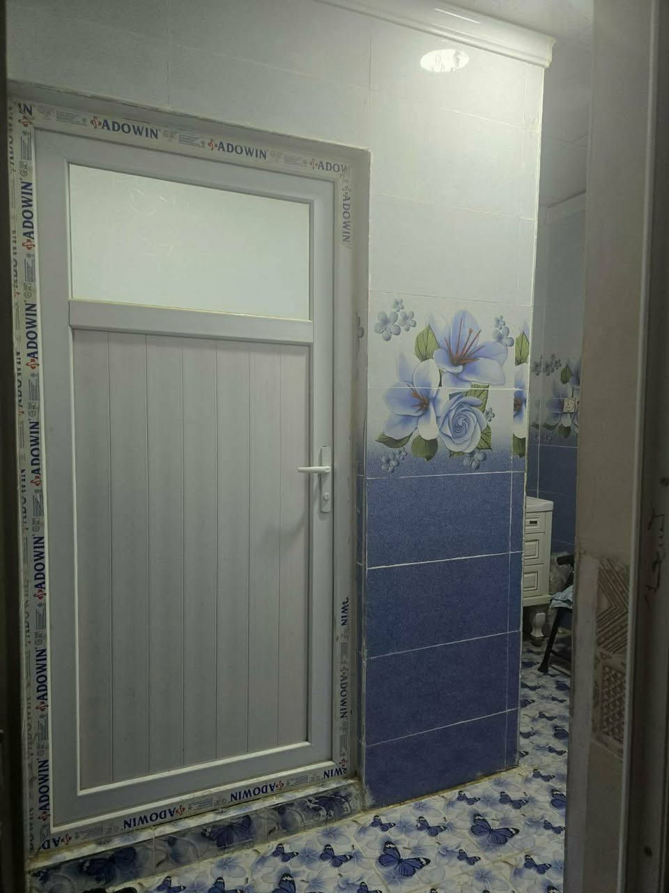 دار ٢٥٠ م طابو صرف بطريق بغداد قرب الجبهة التركمانية نظيف ومعمر طابق ونص ثلاث غرف نوم واستقبال وهول ومطبخ كلة سيراميك مع الحمامات غربي وشرقي وكراج  للسيارة مع حديقة بسعر ٢٧٥ مليون***********
