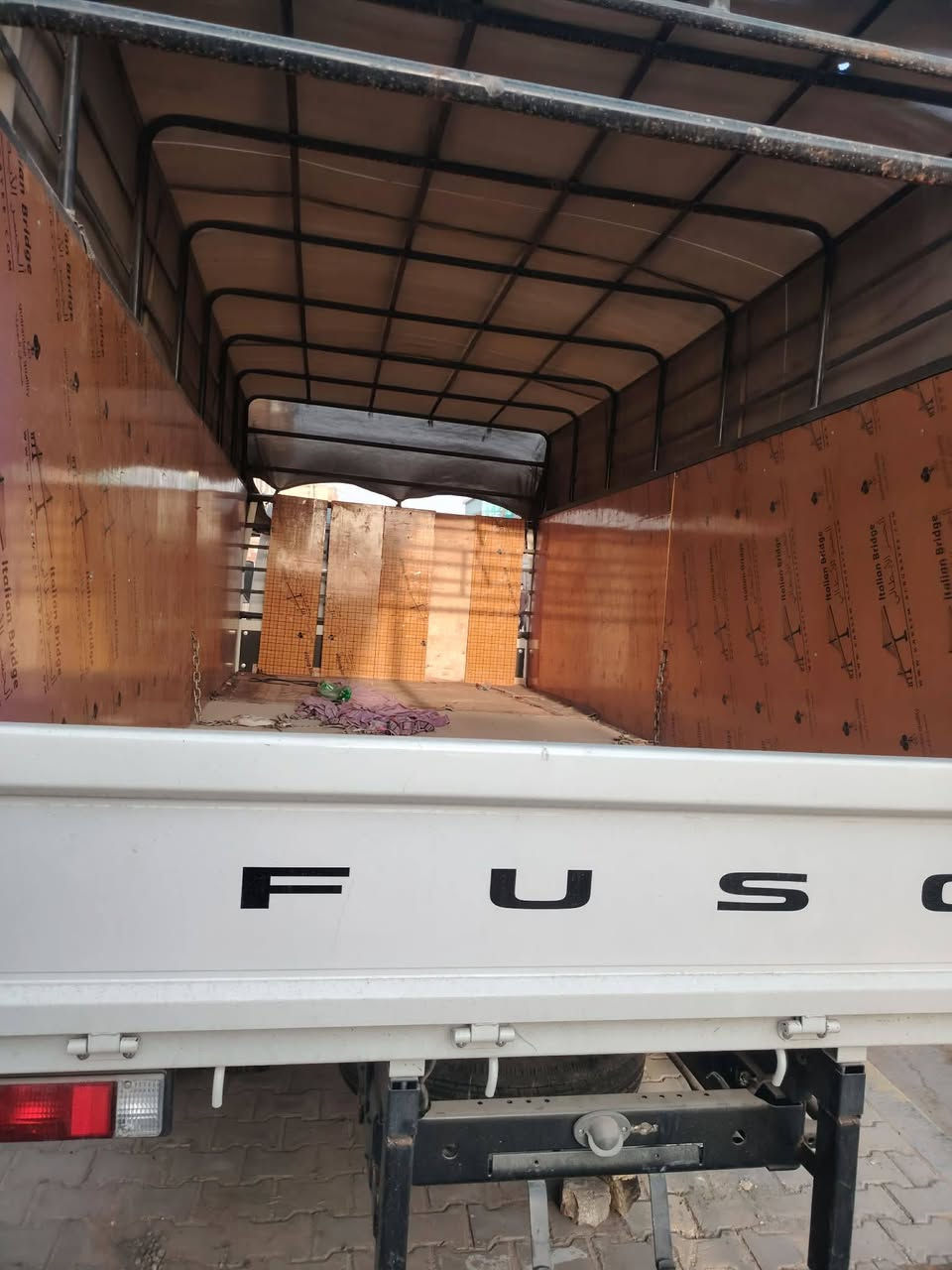 سلام عليكم 
كنتر موديل  ٢٥  طول ٥ متر
ماشيه ٥ الف مرقمه وكامله
دوشمه جنلات بدي مغلف
 بلاويد محجر سقيفه سنويه وهزه جديد
بغداد زعفرانيه او جسر ديالئ القديم
***********
