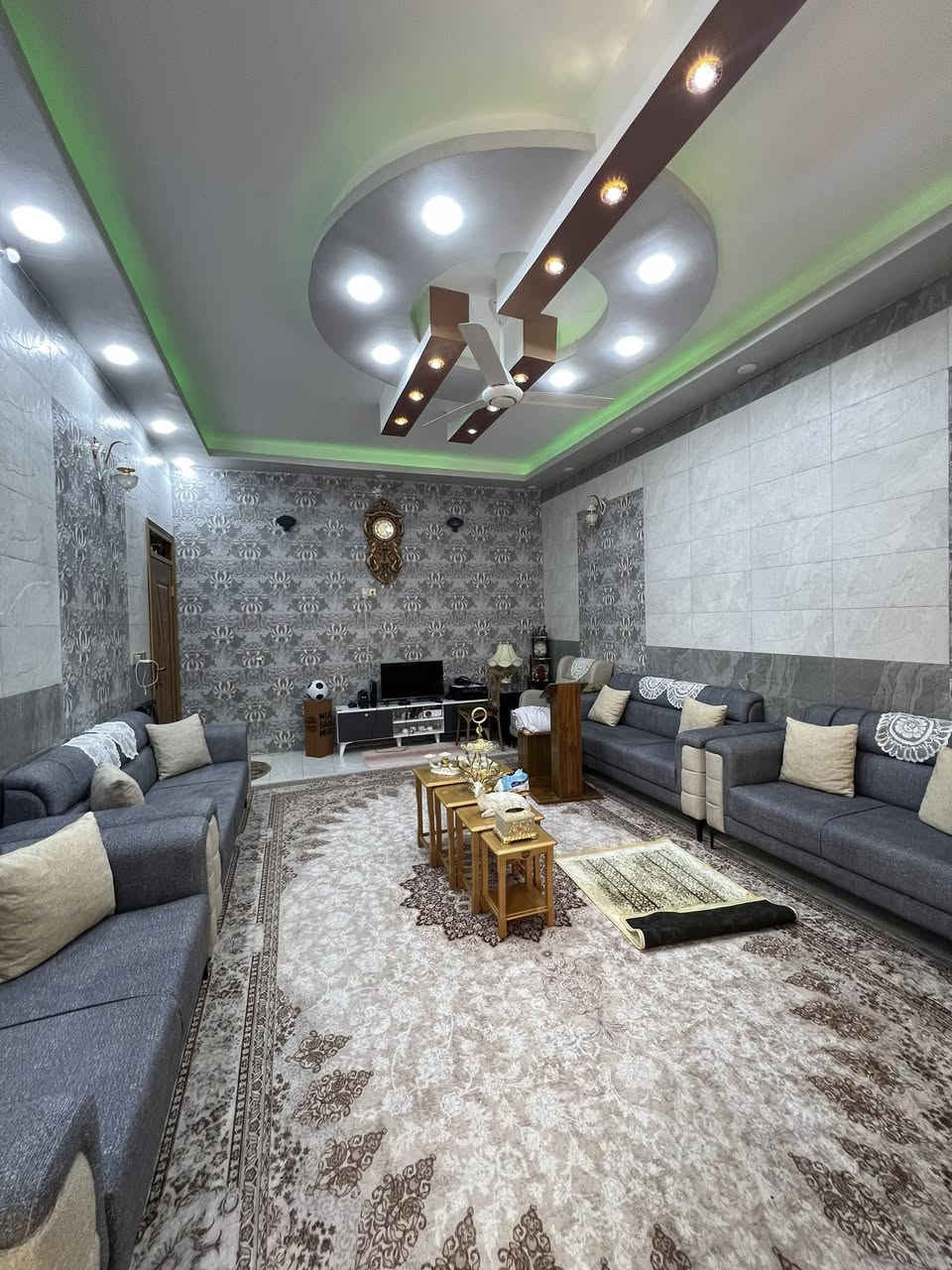 السلام عليكم بيت ٢٧٠ متر طابو زراعي سند ٢٥ 
العنوان جمعيه شارع حبيب ابن مظاهر الاسدي 
-غرفتين نوم _استقبال _صاله كبيره _مطبخ _كراج سياره وحديقه البيت ع شارعين الباب خلفيه ع شارع والباب رئيسيع شارع ع شارعين البيت جاهز بناء جديد طابوق صب مسلح السعر (165) وبي مجال 
الاستفسار / ***********
