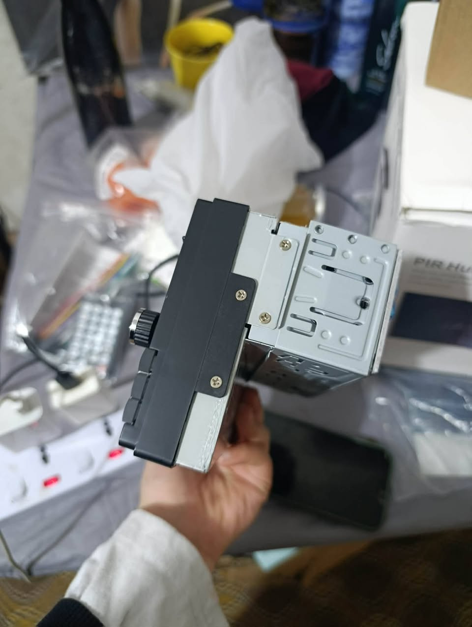 مشغل MP5 للسيارة بشاشة لمس 7 بوصات. تشمل ميزاته الرئيسية ما يلي:
الاتصال: يدعم تقنية البلوتوث للمكالمات الهاتفية والموسيقى، بالإضافة إلى منافذ USB و AUX وفتحة بطاقة TF/Micro SD. 

الشاشة: شاشة لمس رقمية عالية الدقة مقاس 7 بوصات. 

التوافق: يدعم تنسيقات متعددة للصوت والفيديو مثل MP3 و WMA و WAV و MP4 و MP5. 

الميزات الإضافية: يتضمن راديو FM، وجهاز تحكم عن بعد، ويدعم توصيل كاميرا الرؤية الخلفية (تُباع بشكل منفصل). 

الطاقة: يعمل بجهد 12 فولت ويوفر طاقة خرج تبلغ 4x40 وات.


**إذا كنت صاحب هذا الإعلان وتريد حذفه لأي سبب، رجاءا أرسل رسالة إلى الدعم الفني**