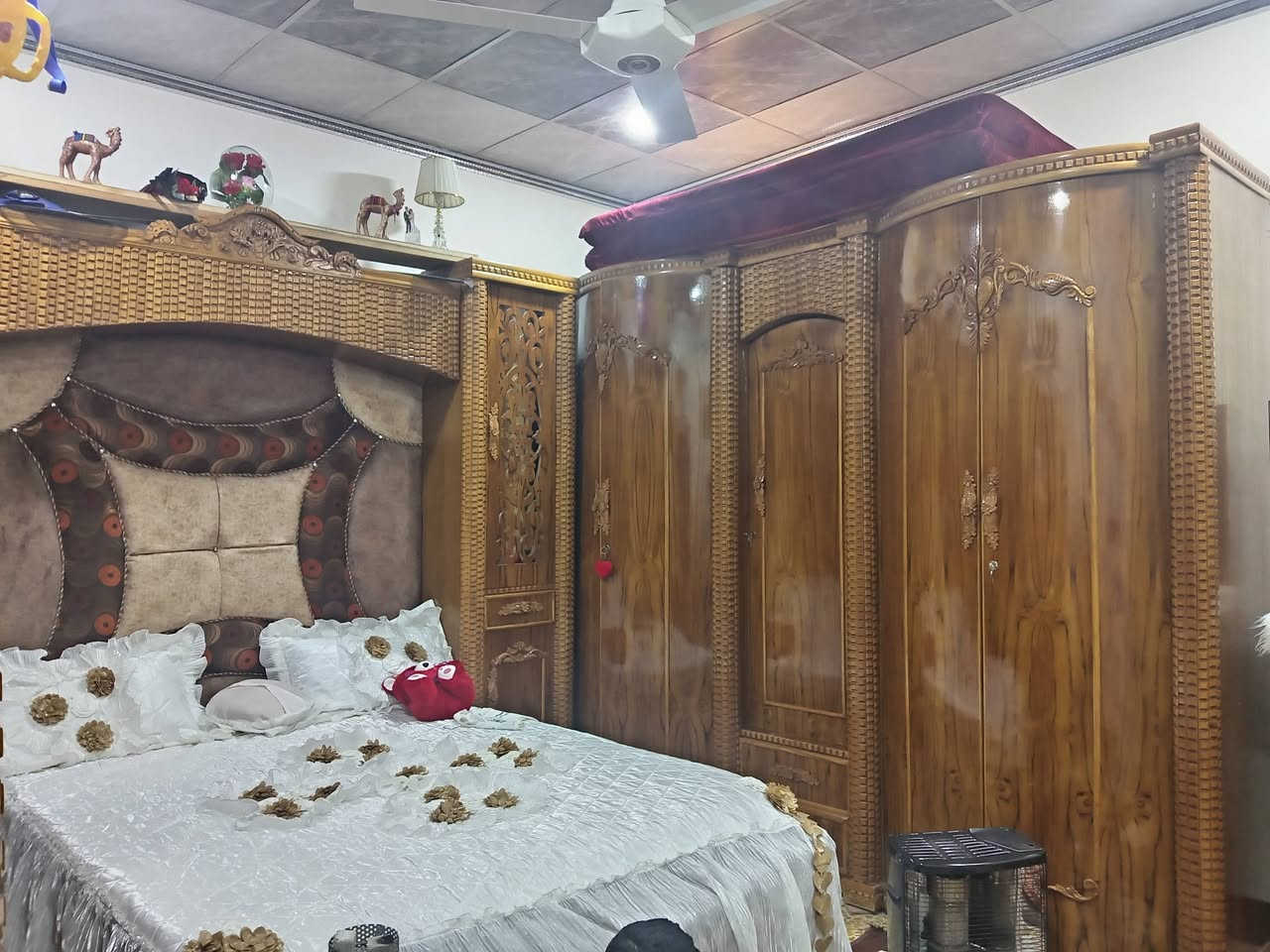 #غرفة للبيع سعر مليون 800  خشب ثقيل للبيع عنوان موصل للتواصل خاص ***********
