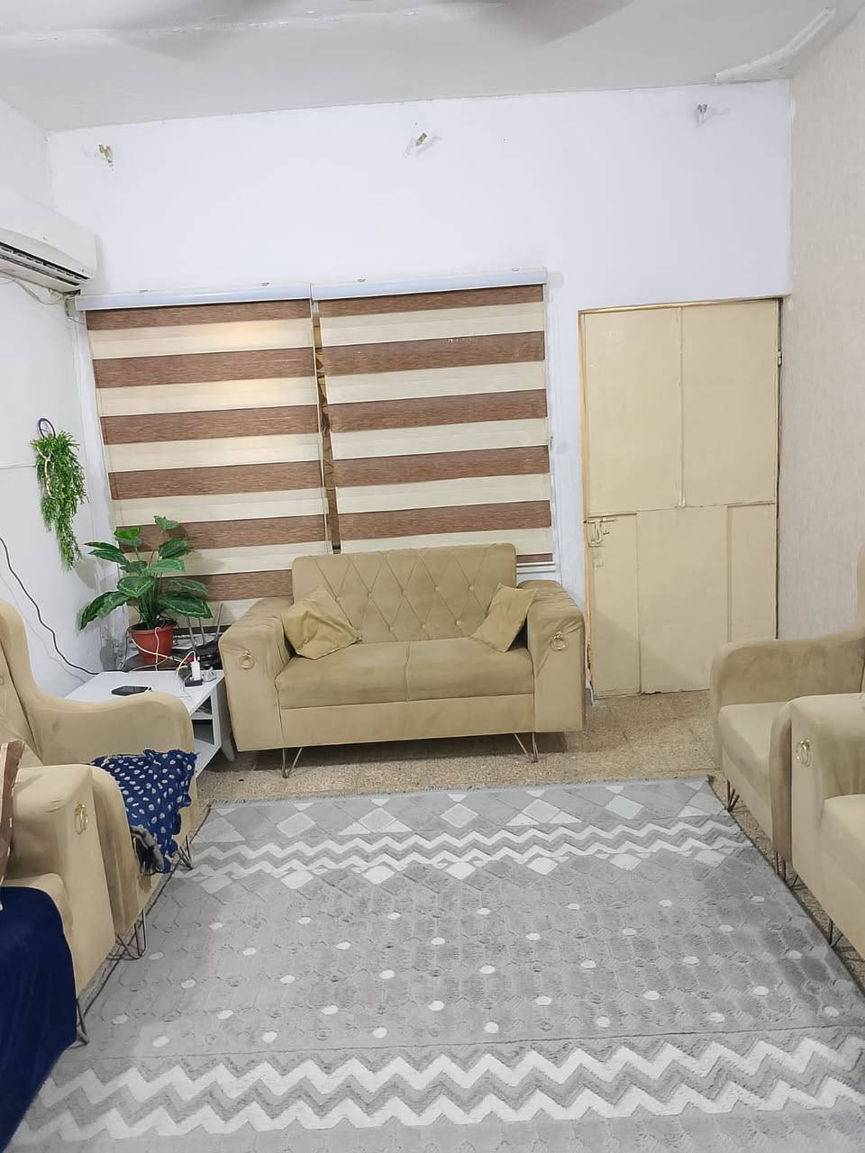 بيت للبيع في الشرطة الخامسة قرب أفران الساعدي
المساحة 80 متر

طابو صرف مفروز

ما بي أي ضرائب، ماء وكهرباء معزولات

البناء: نص عكادة ونص مسلح

يحتوي على:

طرمة – حديقة – هول – غرفتين – صحيات – مطبخ – سطح

موقع هادئ وقريب من الخدمات والأسواق، مناسب للسكن العائلي 

السعر: ١٣٠ وبي مجال 

للاستفسار اكثر  يرجى التواصل على الخاص


**إذا كنت صاحب هذا الإعلان وتريد حذفه لأي سبب، رجاءا أرسل رسالة إلى الدعم الفني**