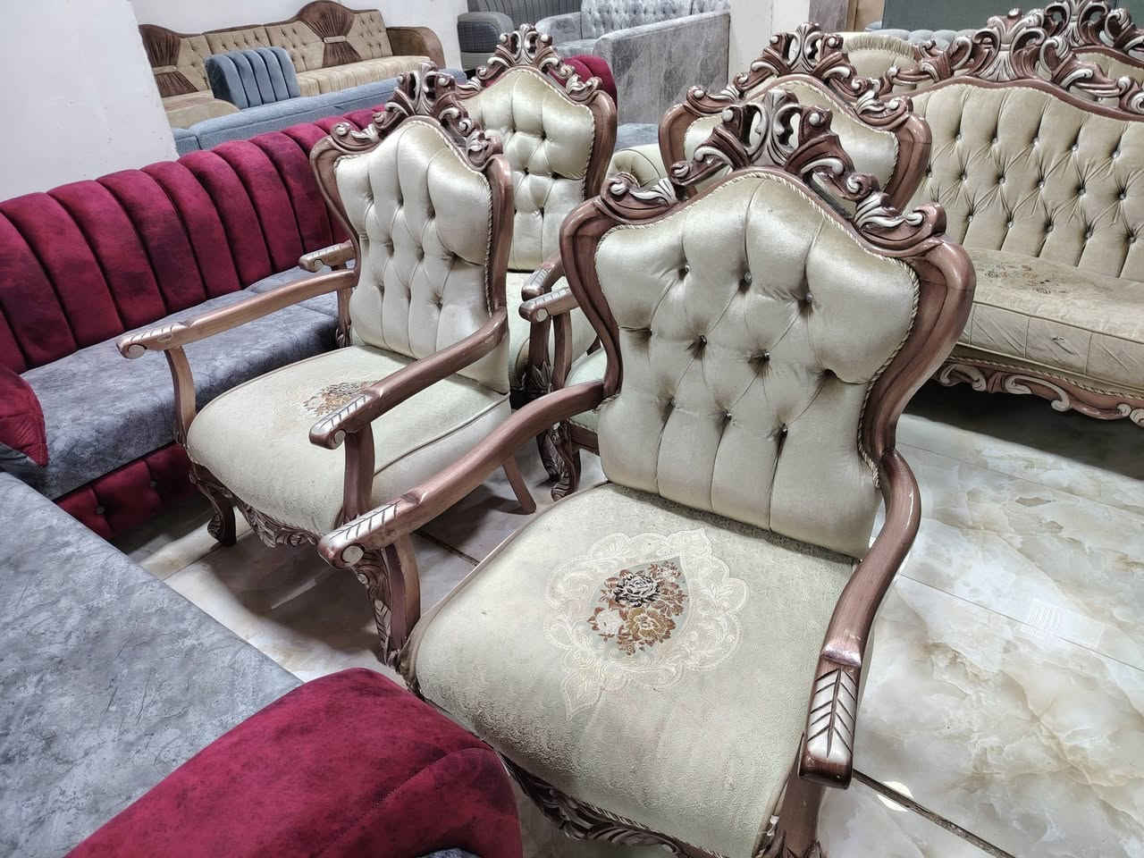 ⚜️👑 مجمع ابو بلاش للاثاث 👑⚜️
تخم زان مصري 10 مقعد 
جميع اللوان متوفر مختلف المديلات والقياسات صار عنده مراوس القديم بالجديد صار عدنه نضام القصد📌 العنوان كربلاء طريق الحر مجاور معمل الثلج  مقابيل الاتحاد الرياضي اي ستفسار الاتصال  يوجد واتساب 👈***********👉👈***********👉
