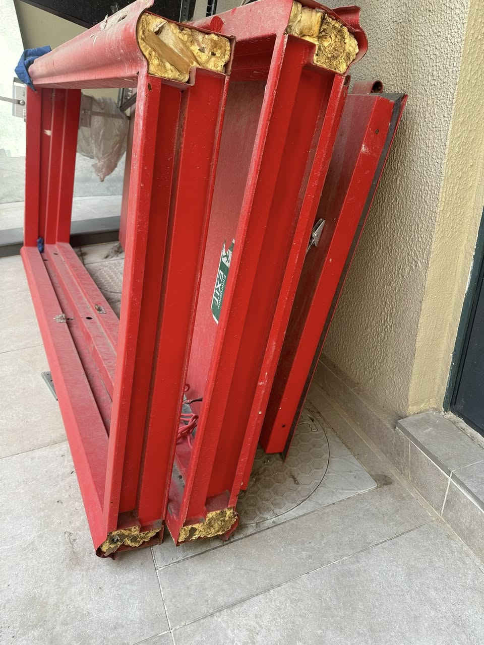 ابواب حديد مضادة للحريق 
العدد 2 
الابواب و الفريم مالتهم موجود 
موضح بالصور سمك المقطع و التفاصيل 
سعرهم ثنينهم ب 175 الف و بيها مجال بسيط 
للتواصل 
***********
