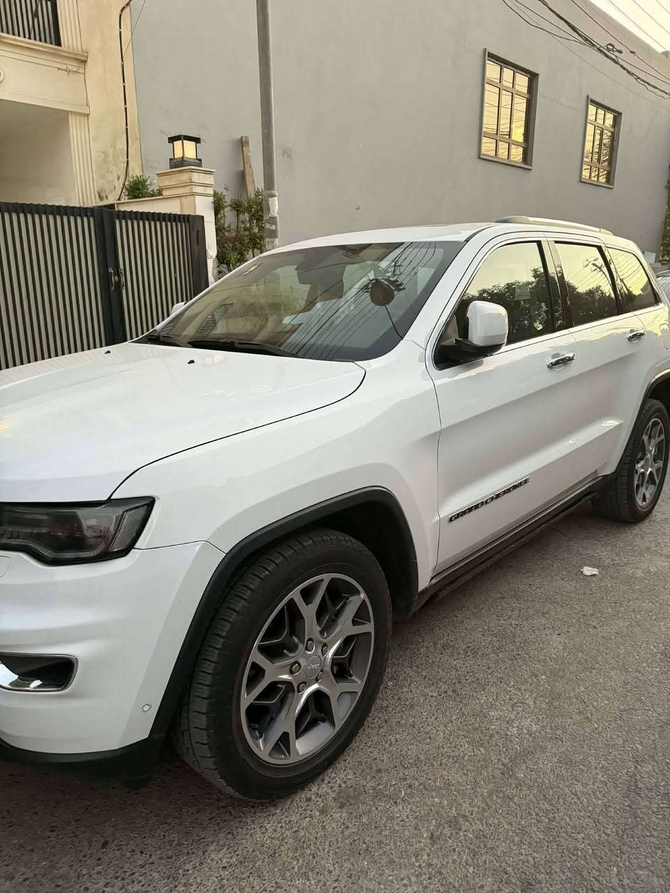 السلام عليكم سيارة جيب شيروكي للبيع رقم بغداد ٢٠١٩ خليجي لمتد بلاس ماشيه ٦٣ الف والسيارة موضحه بالصورة تفاصيل أكثر هذا رقمي بي واتساب
***********
