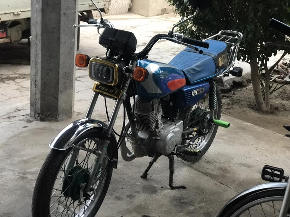 السلام عليكم دراجة للبيع نامة موديل ١٧ محرك ١٢٥ اربعه كير تعمير جديد تخم كهربائيات جديدة كلها شغاله دراجة نظيفه ماعيزها برغي للبيع او مراوس بسرفيس نظيف سعر ٥٥٠ الف بيها مجال شي بسيط مكان بلد ***********
