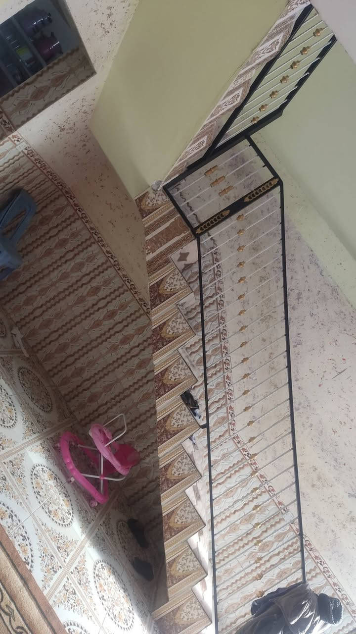 للبيع بيت منطقه ابو غريب الحصوه مساحه 100 متر مربع بالسند بس بالواقع اكثر تطلع 130 متر  تفاصيل اكثر خاص   سعر 85 وبيه مجال بسيط تواصل خاص او على رقم ***********
