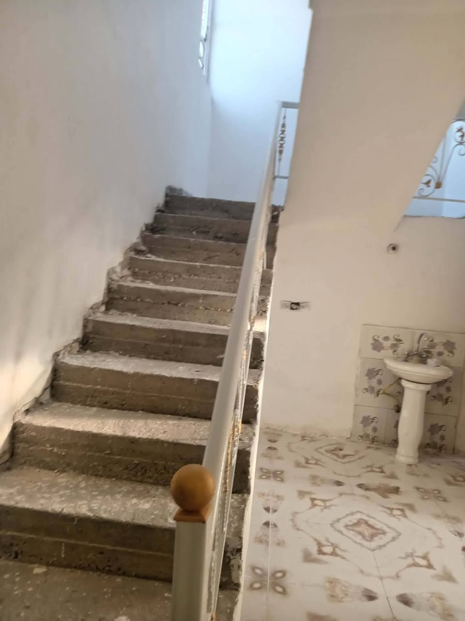 السلام عليكم
للبيع.. حي الحكيم
.. شارع الضلال
مشتمل المساحه ١٢٥ م
البناء طابوق السقف صب
 طابق واحد استقبال وهول داخلي وغرفه ومطبخ وصحيات
السعر المطلوب ٢٥ وقابل للتفاوض
للأستفسار***********
***********
