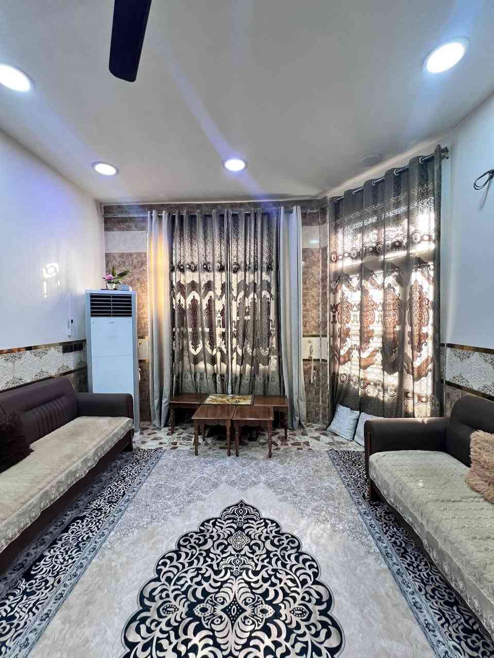 السلام وعليكم/بيت للبيع 200متر +
حديقة خارجية300متر تشجير الواجهة 10 النزال20 البناء طابق ونص يحتوي على  ستقبال ومطبخ وصالة وصحيات وغرف عدد2 والطابق الثاني صالة وصحيات وغرف عدد2 وبيتونة وبي صطح عدد2 
موقع البيت الرئاسة شارع 20 شارع سكلة المصطفى الي مقابيل صيدلية ابن البيطار يباع الدار معى الاثاث او بدون اثاث 
موقع البيت جدن راقي للستفسار اكثر
الاتصال على هذا الرقم/***********
