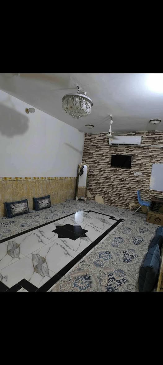 اسلام عليكم بيت للبيع مساحه 100 متر واجهه بحي الصدر الثالث قرب محلأت ابو نايف بناء  عكاده عالي عن الشارع متكون من غرفه وستقبال وطبخ وصاله وحمامات أسعر 80 مع المجال اتصال ***********
