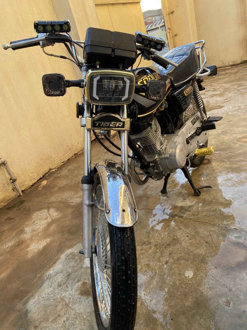 تايكر 22 مابيه كل عيب محرك كاتم صوت الدراجه كلش ناعم مابيها كل عيب كهربيات كله شغال حته كيج وياله مصطره  رزانه ومعدل وشلعه فول 425 الف بيها مجال للشراي ***********
